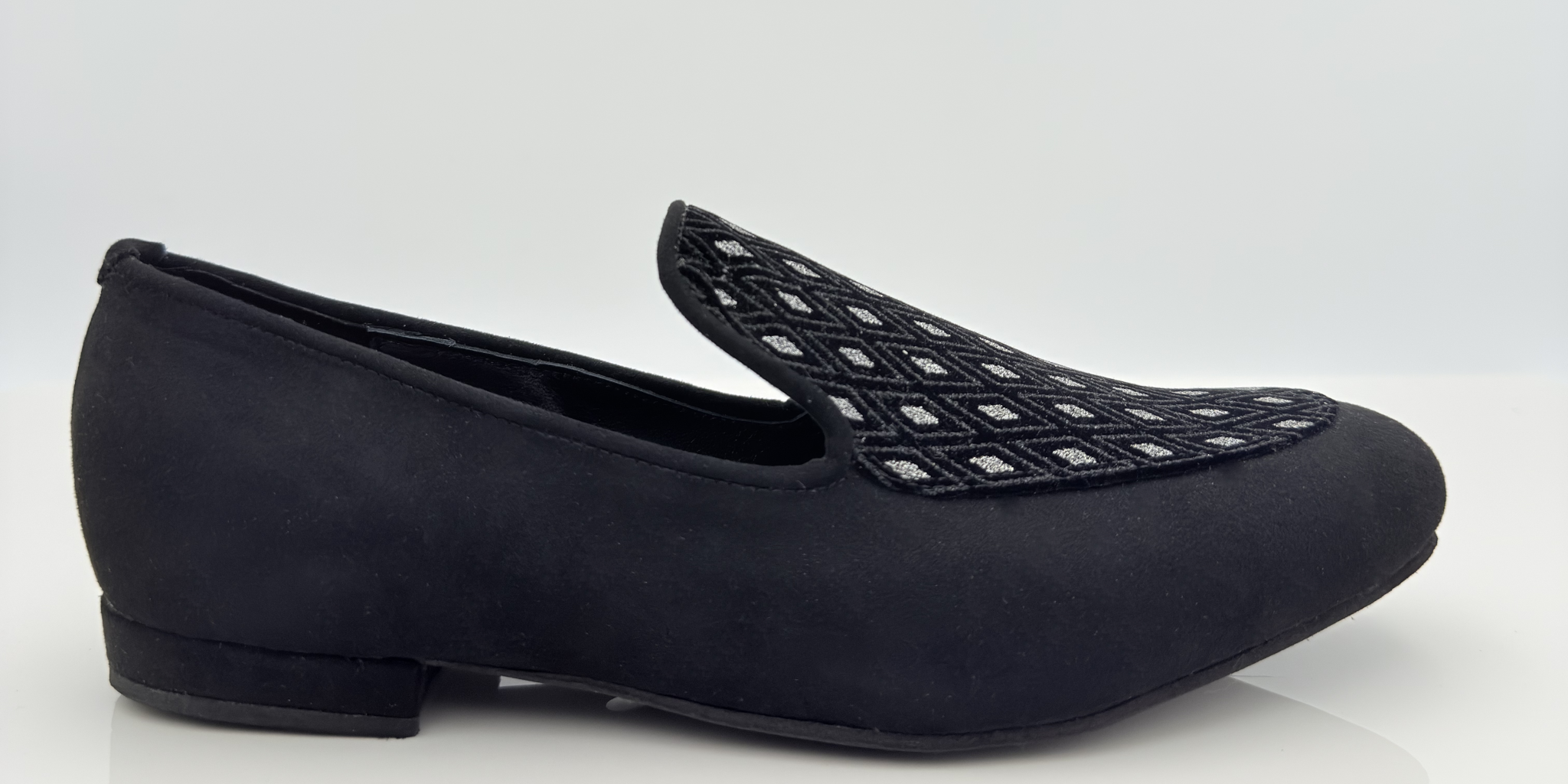 Lucas 318 Tessuto Scamosciato Rombi Nero Nicole Rimini — scarpe da ballo uomo mocassino slip-on tessuto scamosciato rombi nero, punta chiusa scrollo quadrato F5P2, tacco basso 1,5HU, suola gomma, ideale per salsa bachata kizomba liscio caraibici
