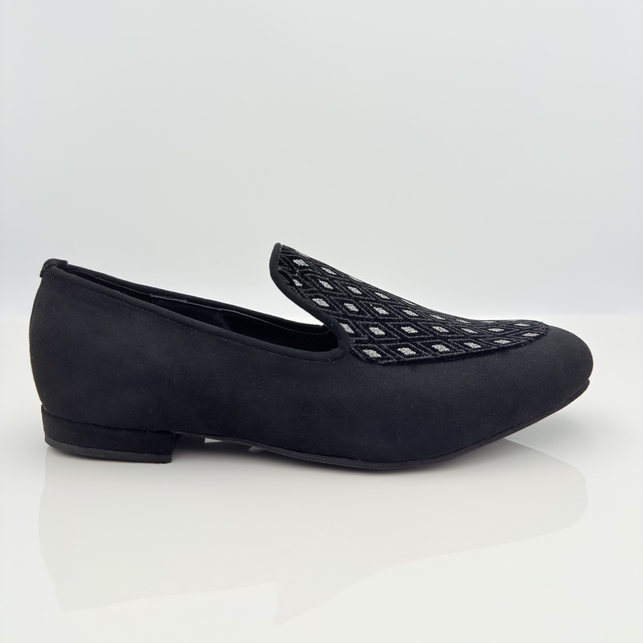 Lucas 318 Tessuto Scamosciato Rombi Nero Nicole Rimini — scarpe da ballo uomo mocassino slip-on tessuto scamosciato rombi nero, punta chiusa scrollo quadrato F5P2, tacco basso 1,5HU, suola gomma, ideale per salsa bachata kizomba liscio caraibici
