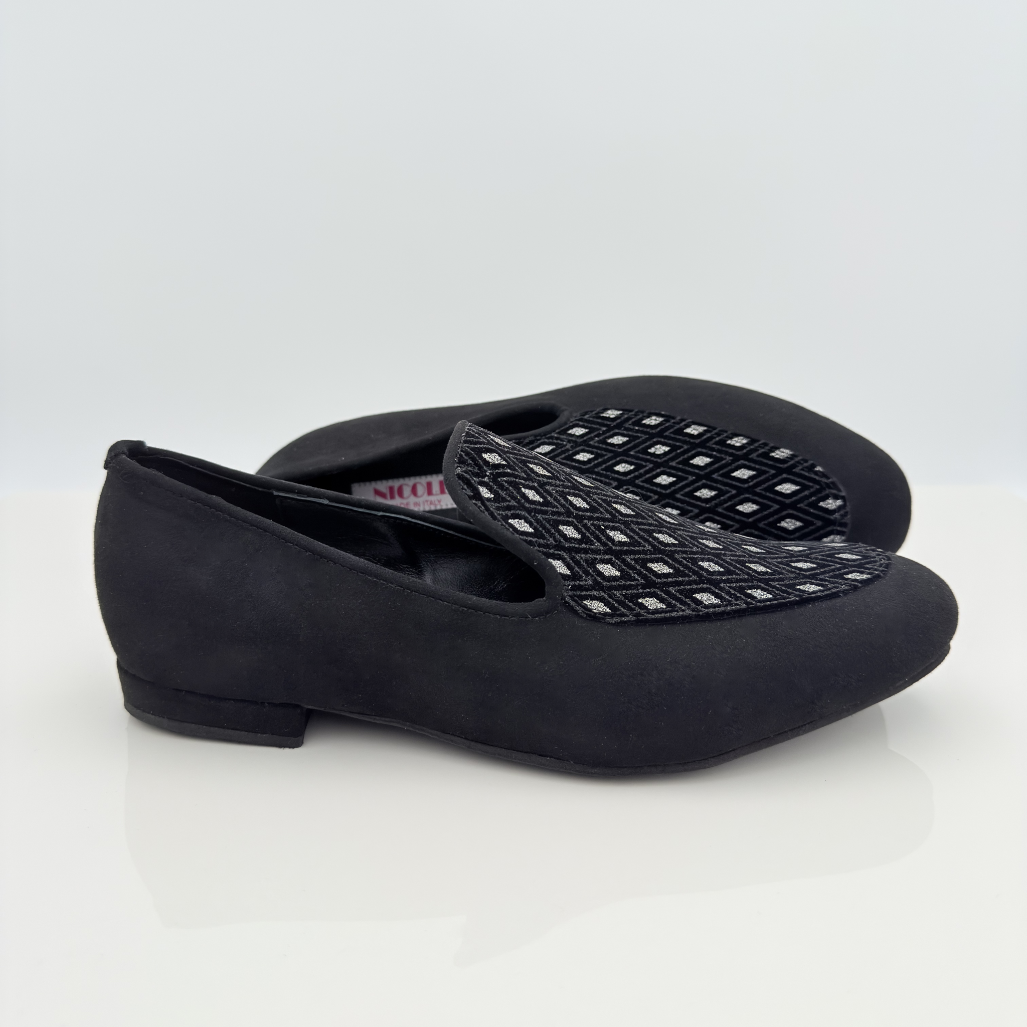 Dettaglio tomaia Lucas 318 Tessuto Scamosciato Rombi Nero Nicole Rimini — tessuto scamosciato nero con inserto rombi nero, motivo geometrico discreto, calzata avvolgente piede regolare, sottopiede antiscivolo vera pelle, interni vera pelle
