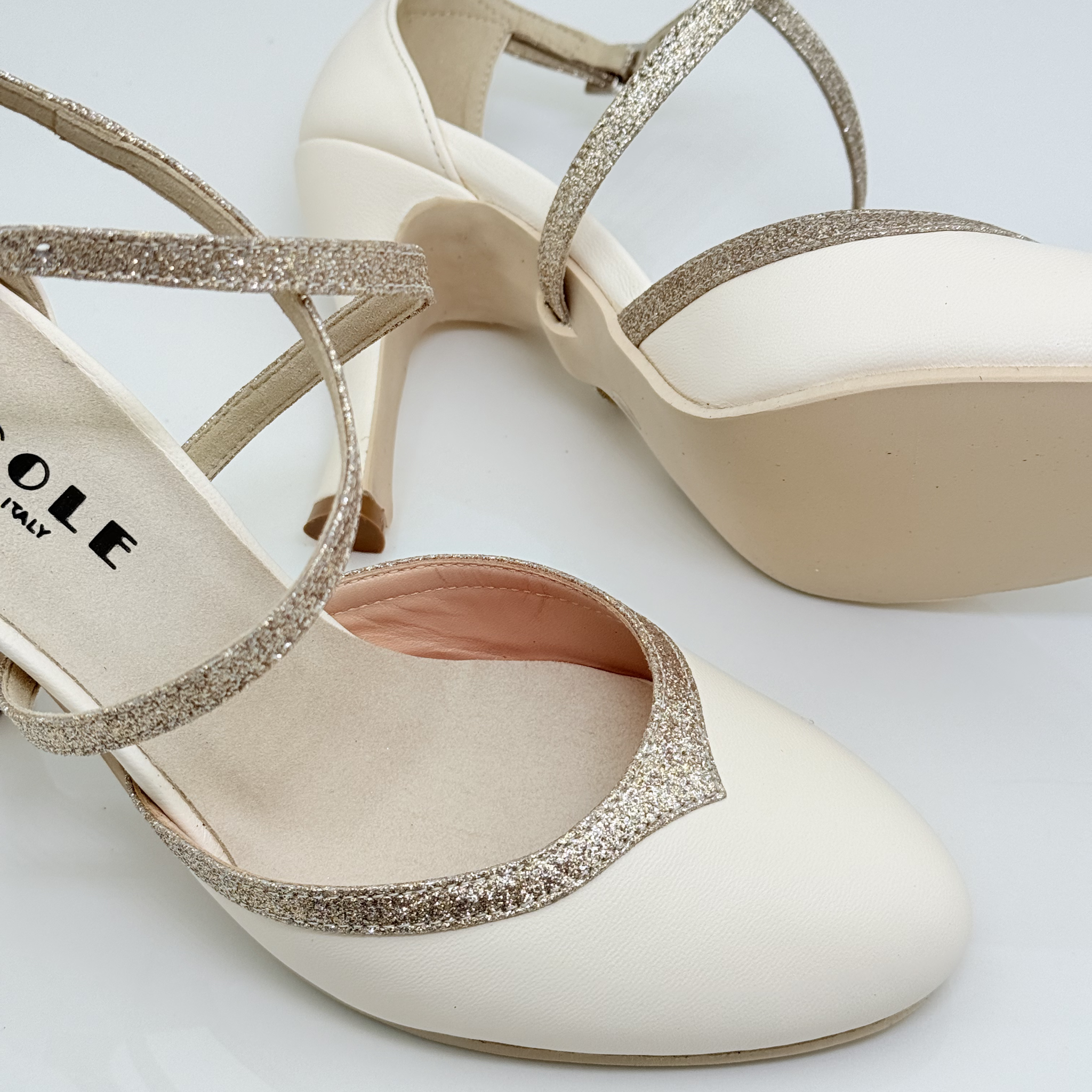 Marisol art. 206 Nicole Rimini scarpa cerimonia vista posteriore tacco rocchetto 9HR pelle panna glitter fine nude punta chiusa suola gomma artigianale italiana matrimonio giardino spiaggia
