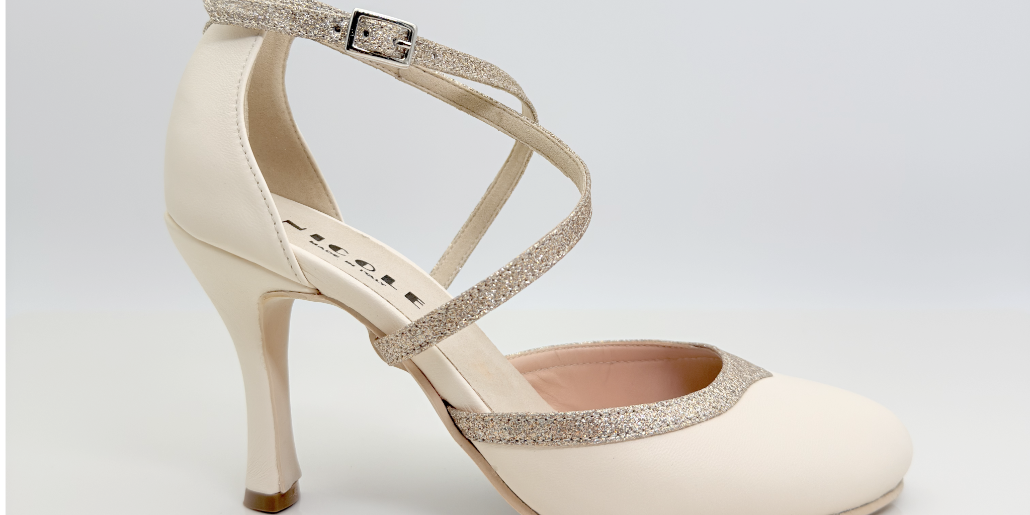 Marisol art. 206 pelle panna tessuto glitter fine nude cinturino incrociato 1CAI tacco rocchetto 9HR punta chiusa F5P3 suola gomma artigianale made in Italy Nicole Rimini Armoniosa Atelier Creativo edizione limitata
