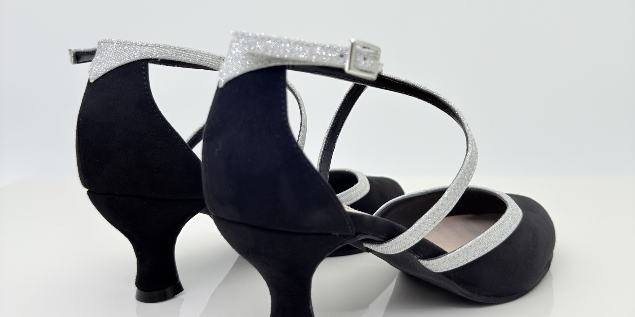 Marisol art. 206 Nicole Rimini vista laterale tessuto scamosciato nero e microglitter argento bicolore, tacco rocchetto 5 centimetri tacco basso, tomaia scollo arrotondato punta chiusa pianta larga, cinturino 1CAI collo del piede, scarpe liscio tacco comodo artigianali italiane
