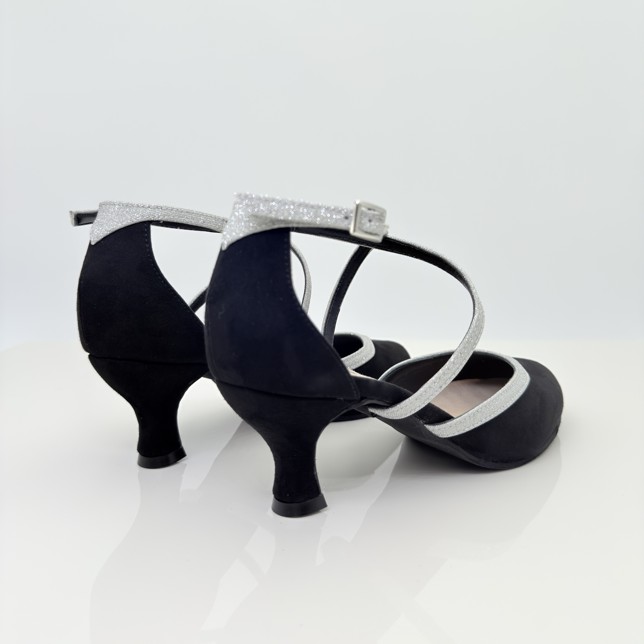 Marisol art. 206 Nicole Rimini vista laterale tessuto scamosciato nero e microglitter argento bicolore, tacco rocchetto 5 centimetri tacco basso, tomaia scollo arrotondato punta chiusa pianta larga, cinturino 1CAI collo del piede, scarpe liscio tacco comodo artigianali italiane
