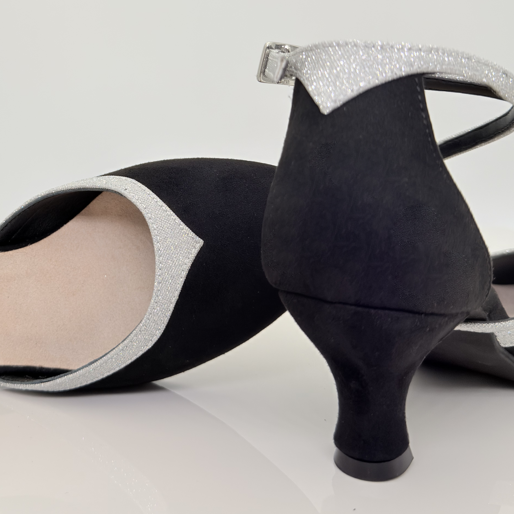 Dettaglio tomaia scollo arrotondato F5P3 Marisol art. 206 Nicole Rimini, cinturino incrociato sul collo del piede Mod. 1CAI, tessuto scamosciato nero e microglitter argento, particolare tallone e tomaia bicolore, scarpe ballo liscio tacco basso made in Italy
