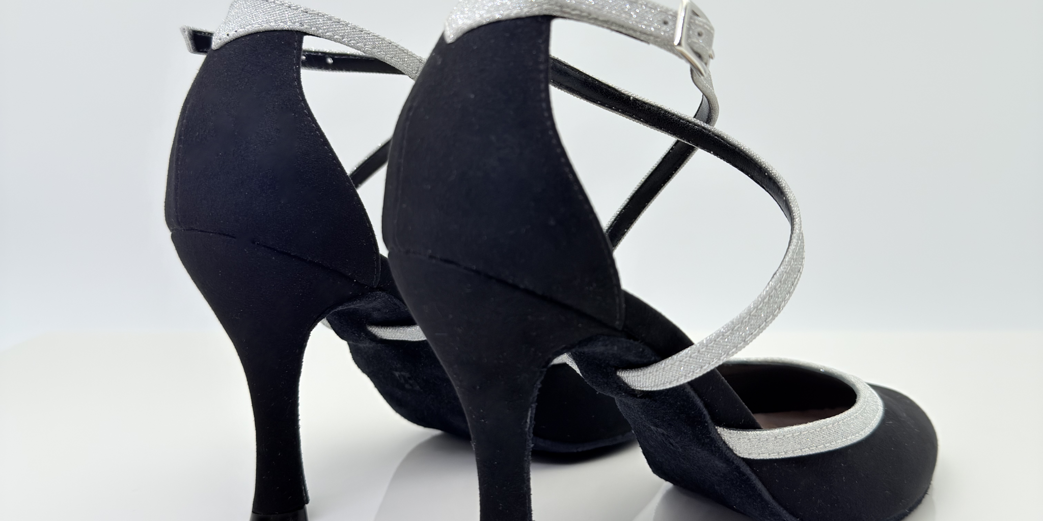 Marisol art. 206 Nicole Rimini vista laterale tessuto scamosciato nero e microglitter argento bicolore, tacco rocchetto 9 centimetri, tomaia scollo arrotondato punta chiusa pianta larga, cinturino 1CAI collo del piede, scarpe liscio caraibico tango artigianali italiane
