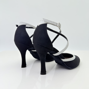 Marisol art. 206 Nicole Rimini vista laterale tessuto scamosciato nero e microglitter argento bicolore, tacco rocchetto 9 centimetri, tomaia scollo arrotondato punta chiusa pianta larga, cinturino 1CAI collo del piede, scarpe liscio caraibico tango artigianali italiane
