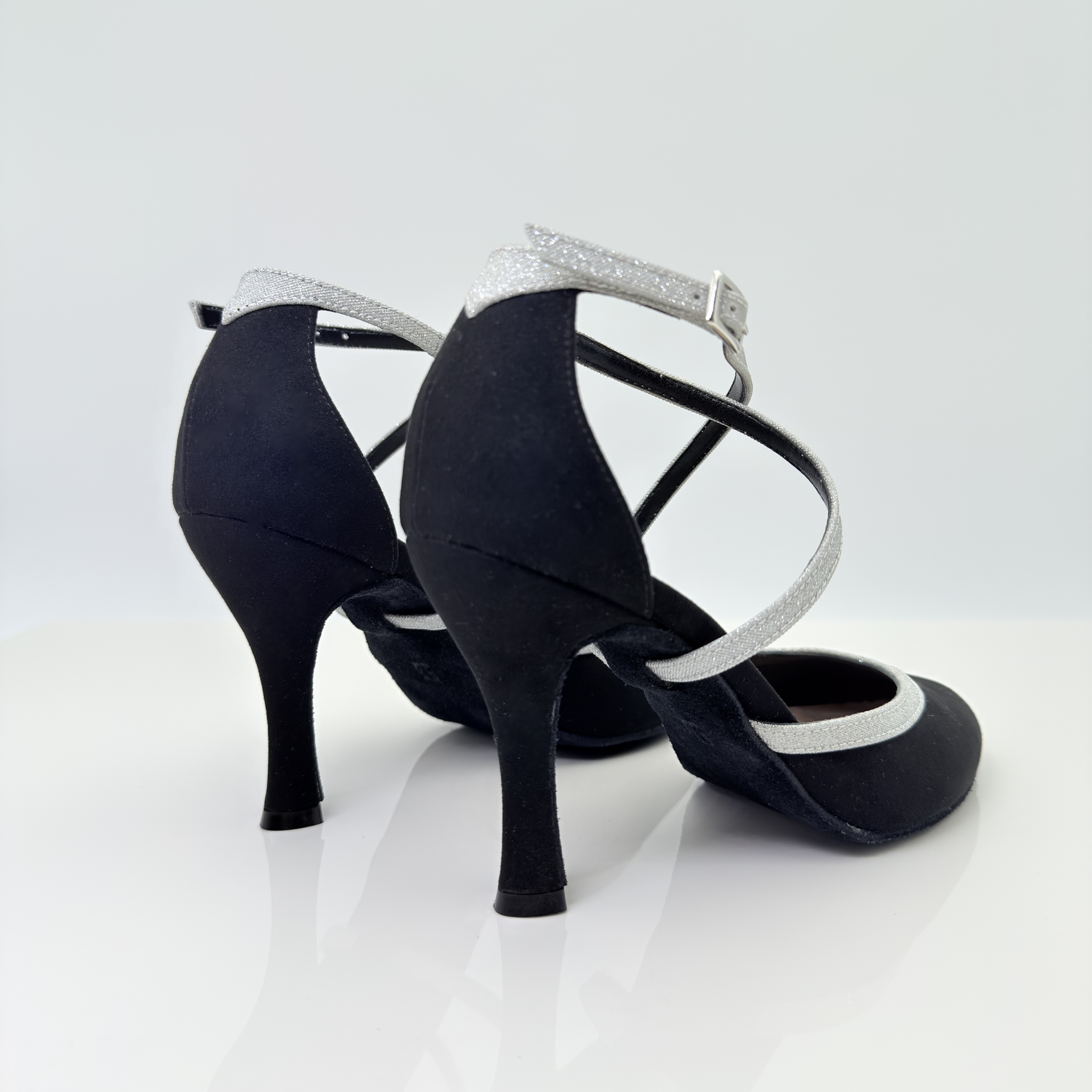 Marisol art. 206 Nicole Rimini vista laterale tessuto scamosciato nero e microglitter argento bicolore, tacco rocchetto 9 centimetri, tomaia scollo arrotondato punta chiusa pianta larga, cinturino 1CAI collo del piede, scarpe liscio caraibico tango artigianali italiane
