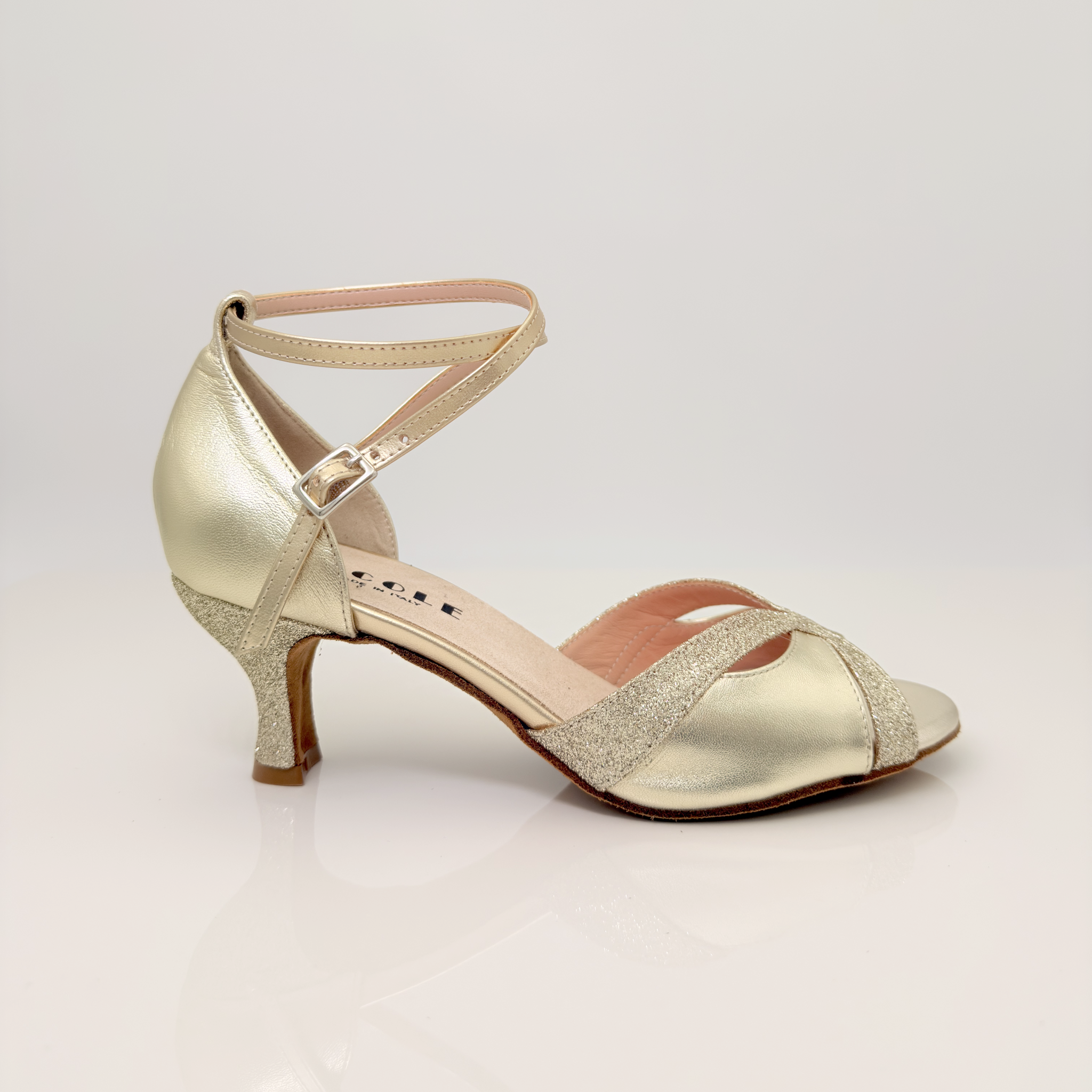Nicole scarpe da ballo caraibici Mary 166 pelle laminata glitter platino tacco rocchetto 5cm cinturino doppio incrocio 2CAI tomaia farfalla avvolgente piedi magri salsa liscio suola bufala made in Italy vista generale
