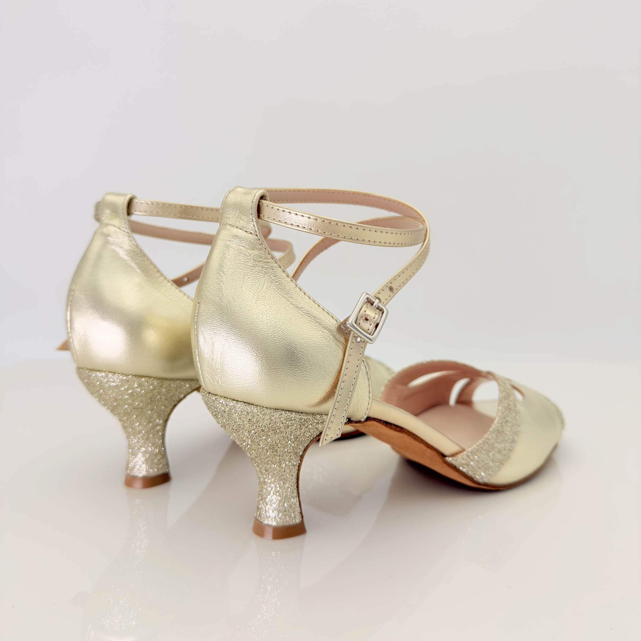 Nicole scarpe da ballo caraibici Mary 166 vista frontale pelle laminata platino tessuto glitter tomaia farfalla avvolgente cinturino 2CAI doppio incrocio tacco rocchetto 5cm bachata liscio stabilità caviglia fibbia elastico

