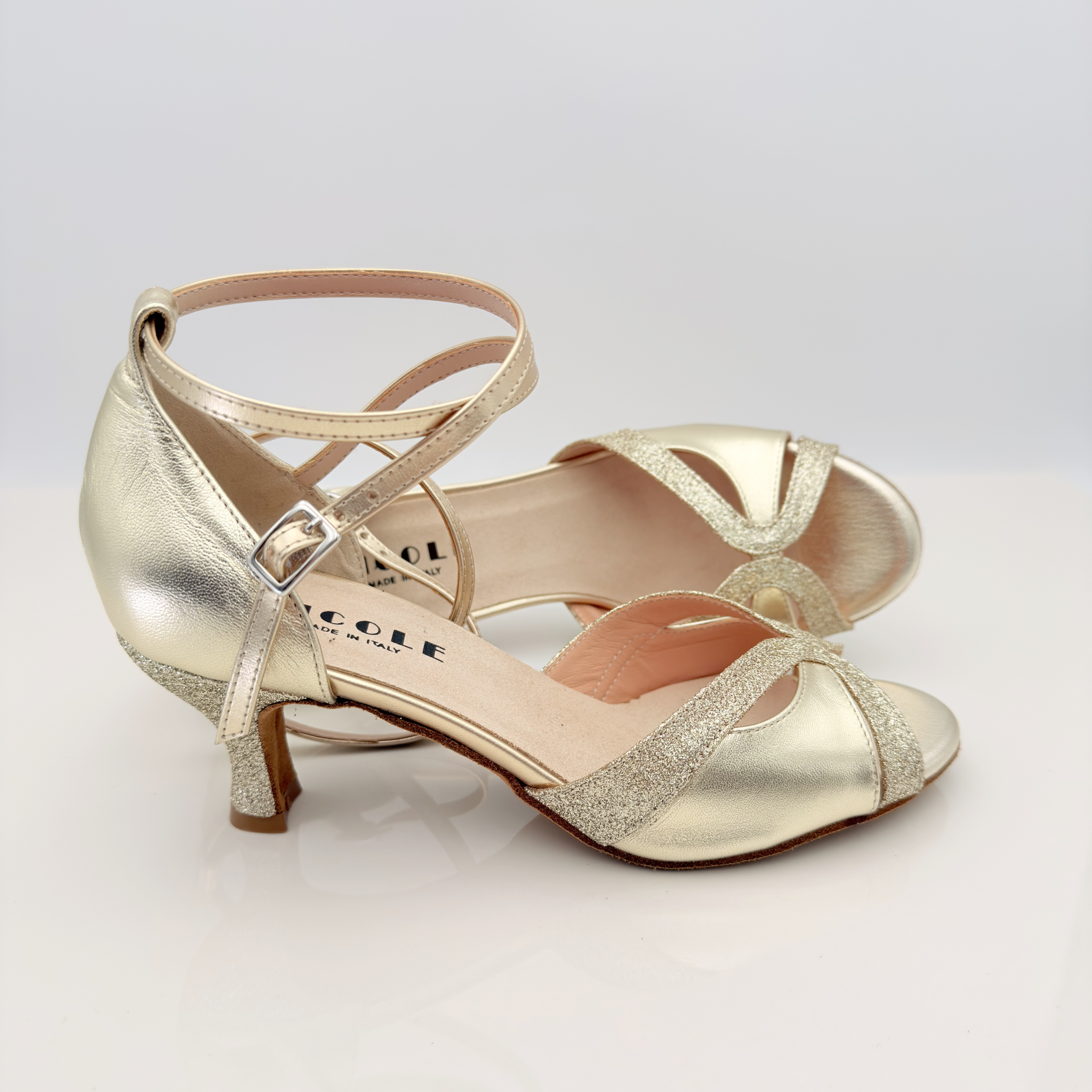 Nicole scarpe da ballo caraibici Mary 166 dettaglio pelle laminata glitter platino punta aperta semi-arrotondata F1P1 tacco rocchetto 5cm caraibico artigianale made in Italy ventilazione traspirabilità
