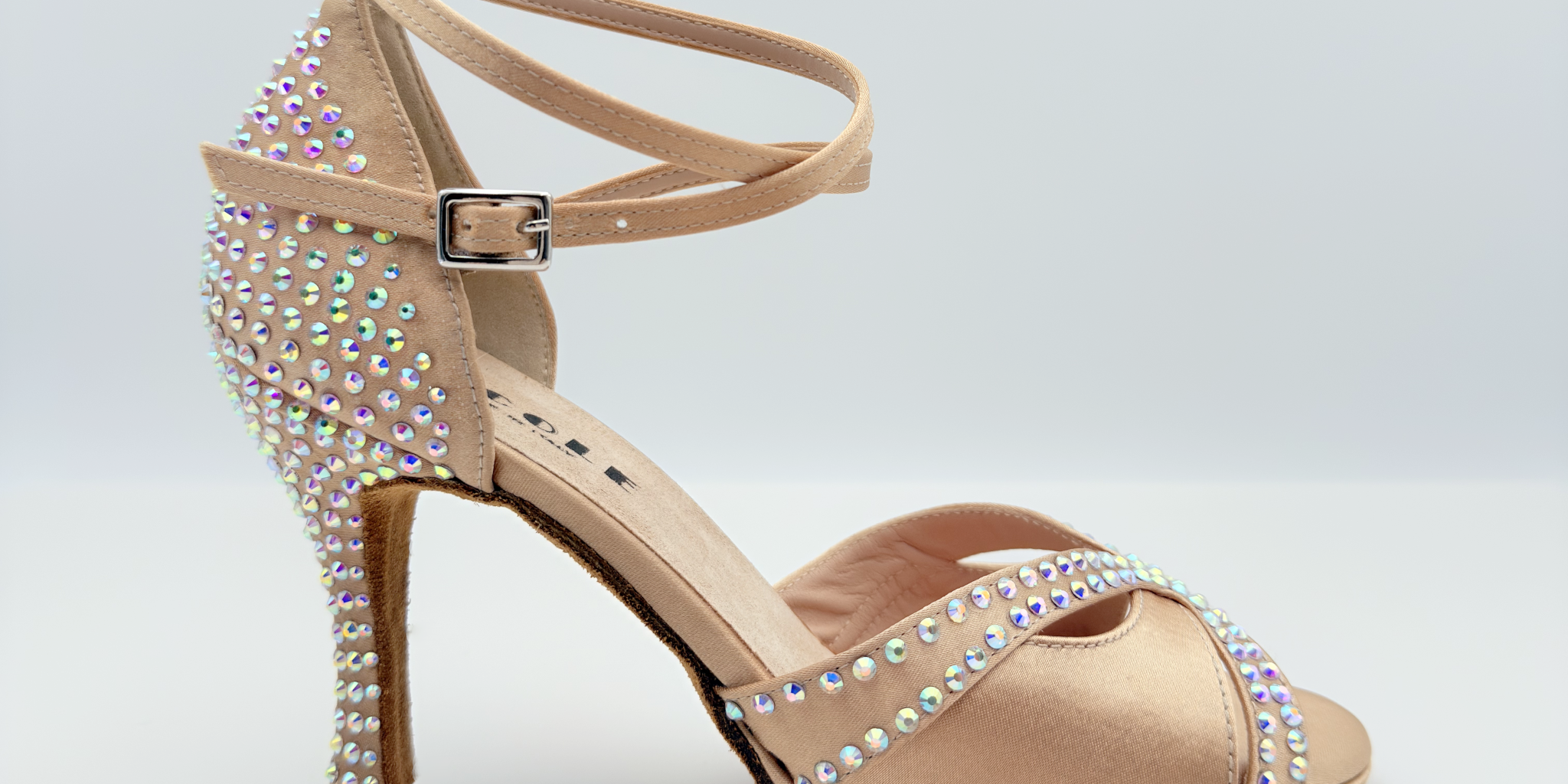 S Nicole Rimini scarpe da ballo liscio folk romagnolo in tessuto di raso carne chiaro con strass aurora boreale, cinturino incrociato alla caviglia Mod. 2CAI, tacco rocchetto 9HR, punta aperta semi-arrotondata F1P1, plateau 1 cm, suola bufala
