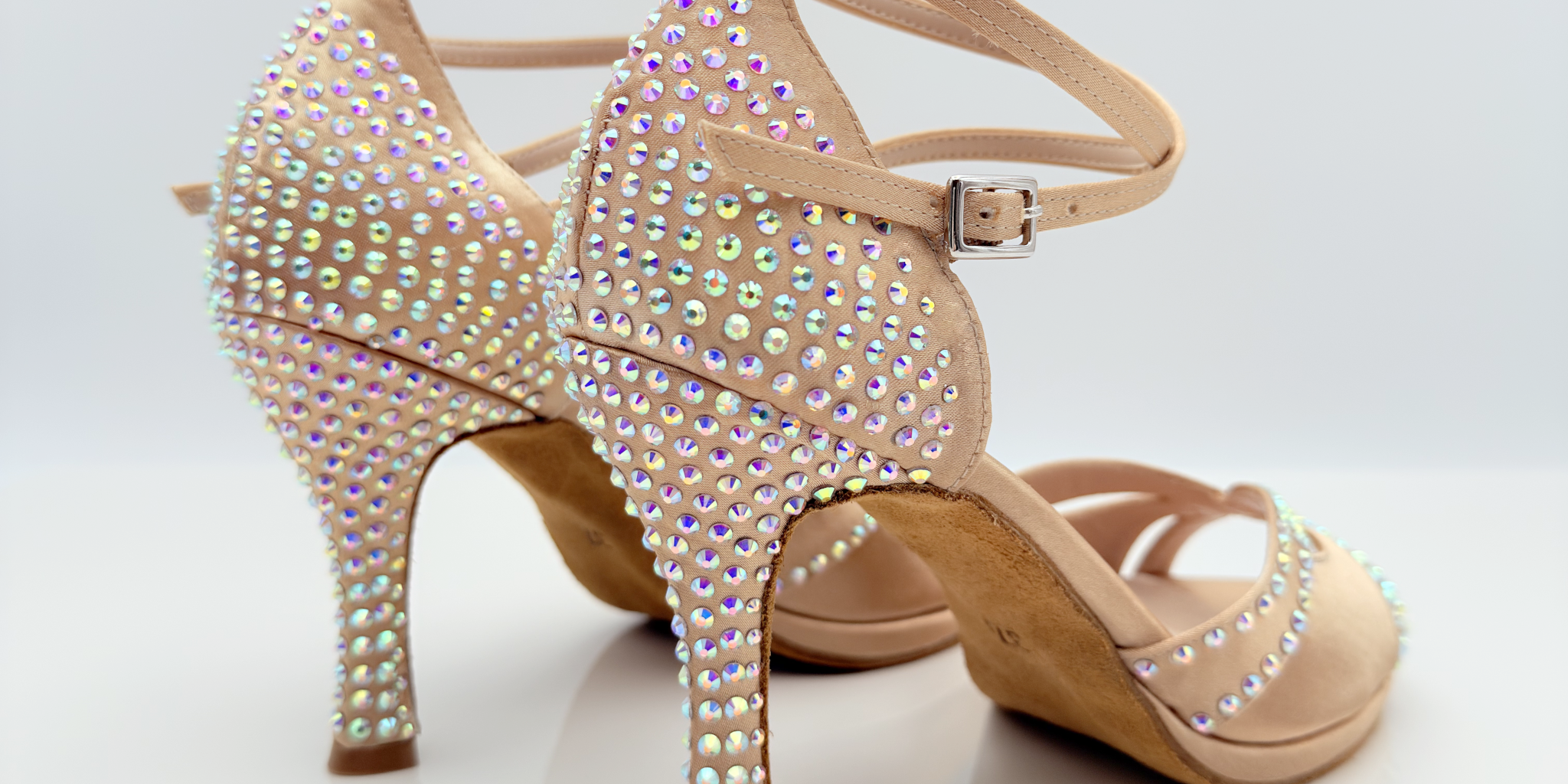 S Nicole Rimini scarpe liscio folk in raso carne chiaro con applicazione strass aurora boreale iridescenti, cinturino incrociato 2CAI fibbia regolabile, tacco rocchetto 9 cm, tomaia fascia a farfalla avvolgente adatta a piedi magri
