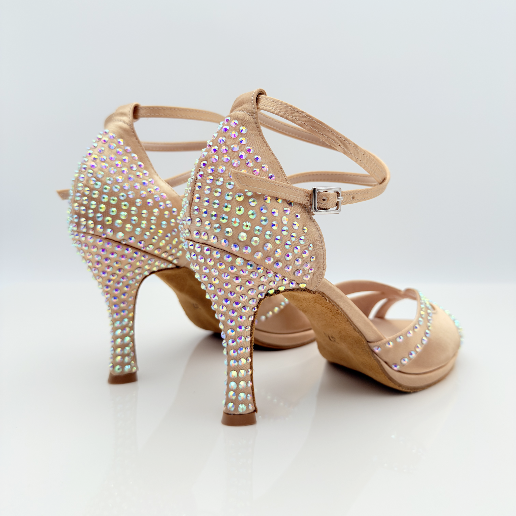 S Nicole Rimini scarpe liscio folk in raso carne chiaro con applicazione strass aurora boreale iridescenti, cinturino incrociato 2CAI fibbia regolabile, tacco rocchetto 9 cm, tomaia fascia a farfalla avvolgente adatta a piedi magri
