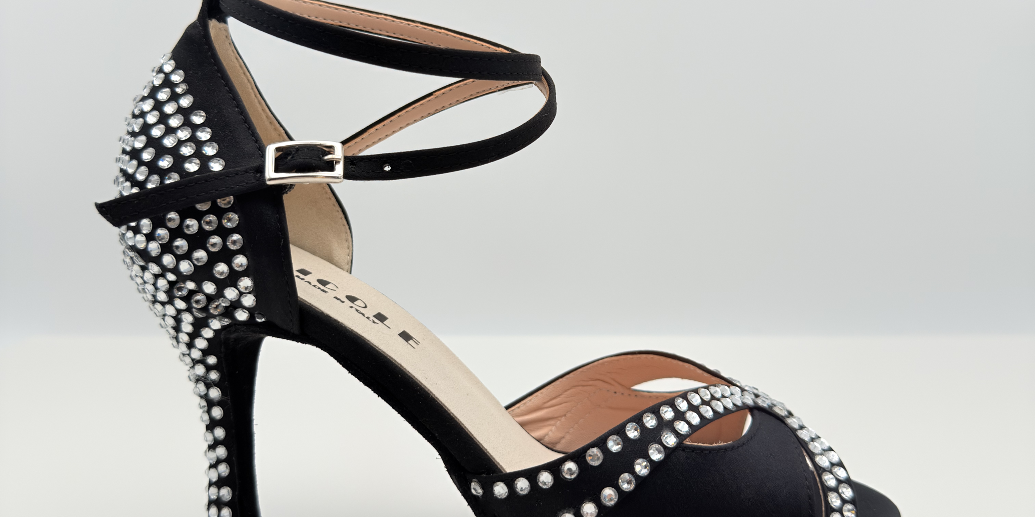 Nicole scarpe da ballo caraibici Mary 166S raso nero strass cristallo tacco rocchetto 9cm plateau cinturino doppio incrocio 2CAI fascia farfalla kizomba liscio salsa suola bufala made in Italy vista generale
