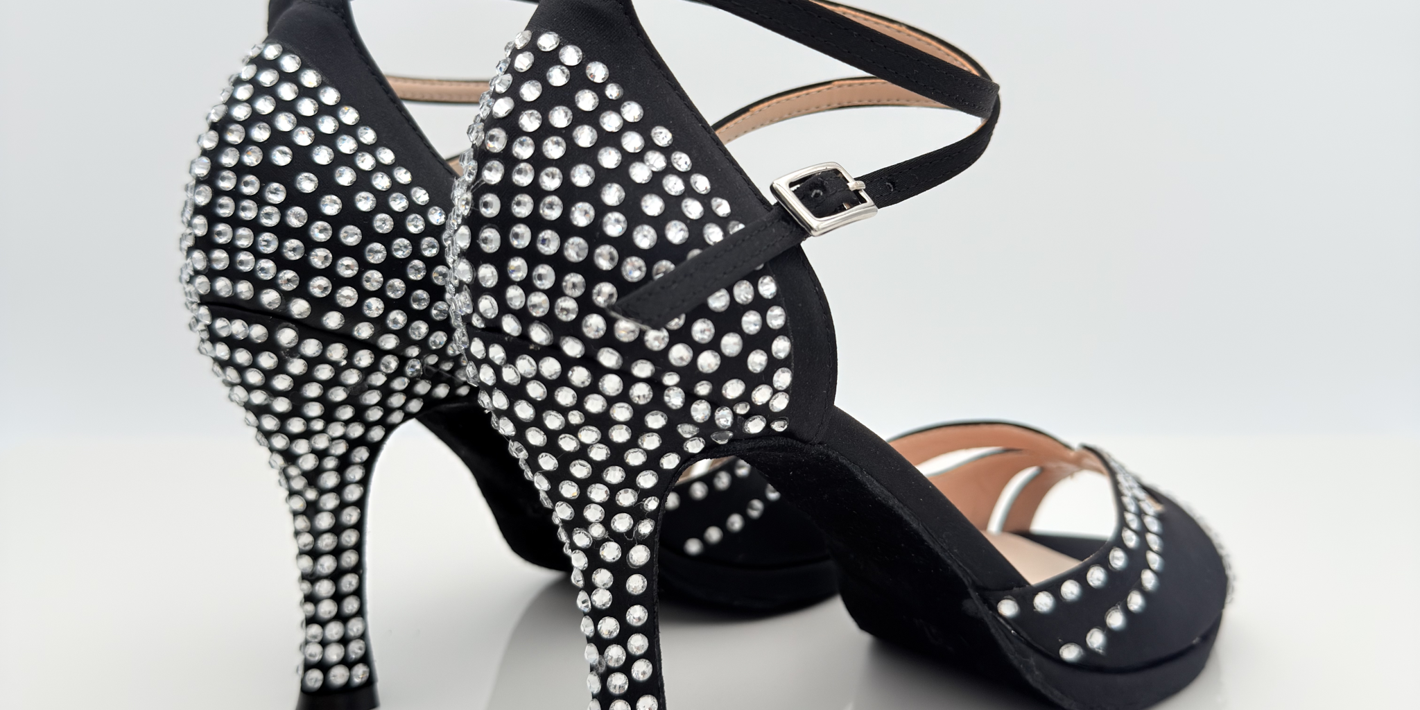 Nicole scarpe da ballo caraibici Mary 166S vista frontale raso nero strass cristallo tomaia farfalla avvolgente piedi magri cinturino 2CAI doppio incrocio tacco rocchetto 9cm plateau bachata kizomba
