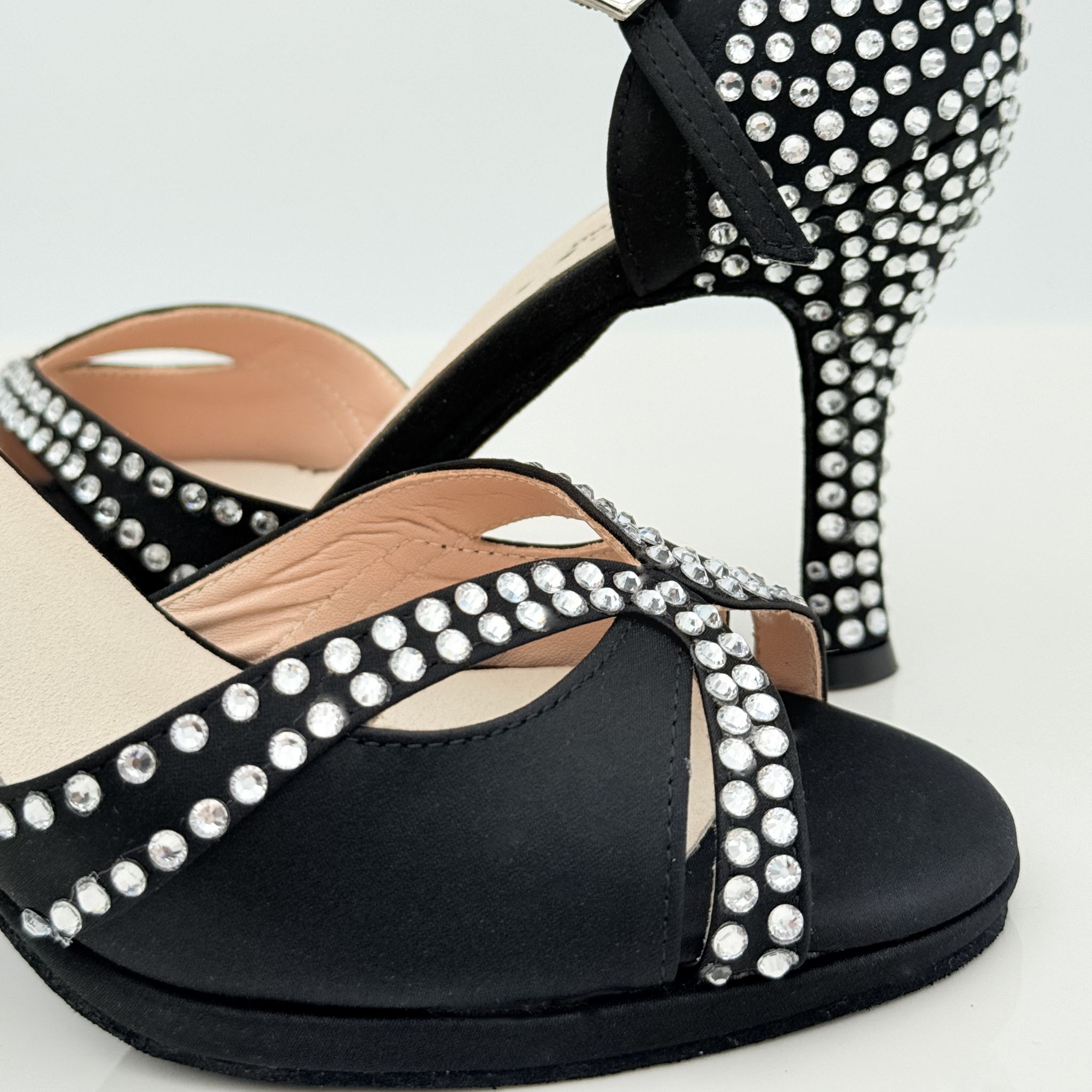 Nicole scarpe da ballo caraibici Mary 166S vista laterale profilo raso nero strass cristallo plateau 1cm tacco rocchetto 9cm cinturino doppio incrocio suola bufala kizomba liscio competizione nicole rimini
