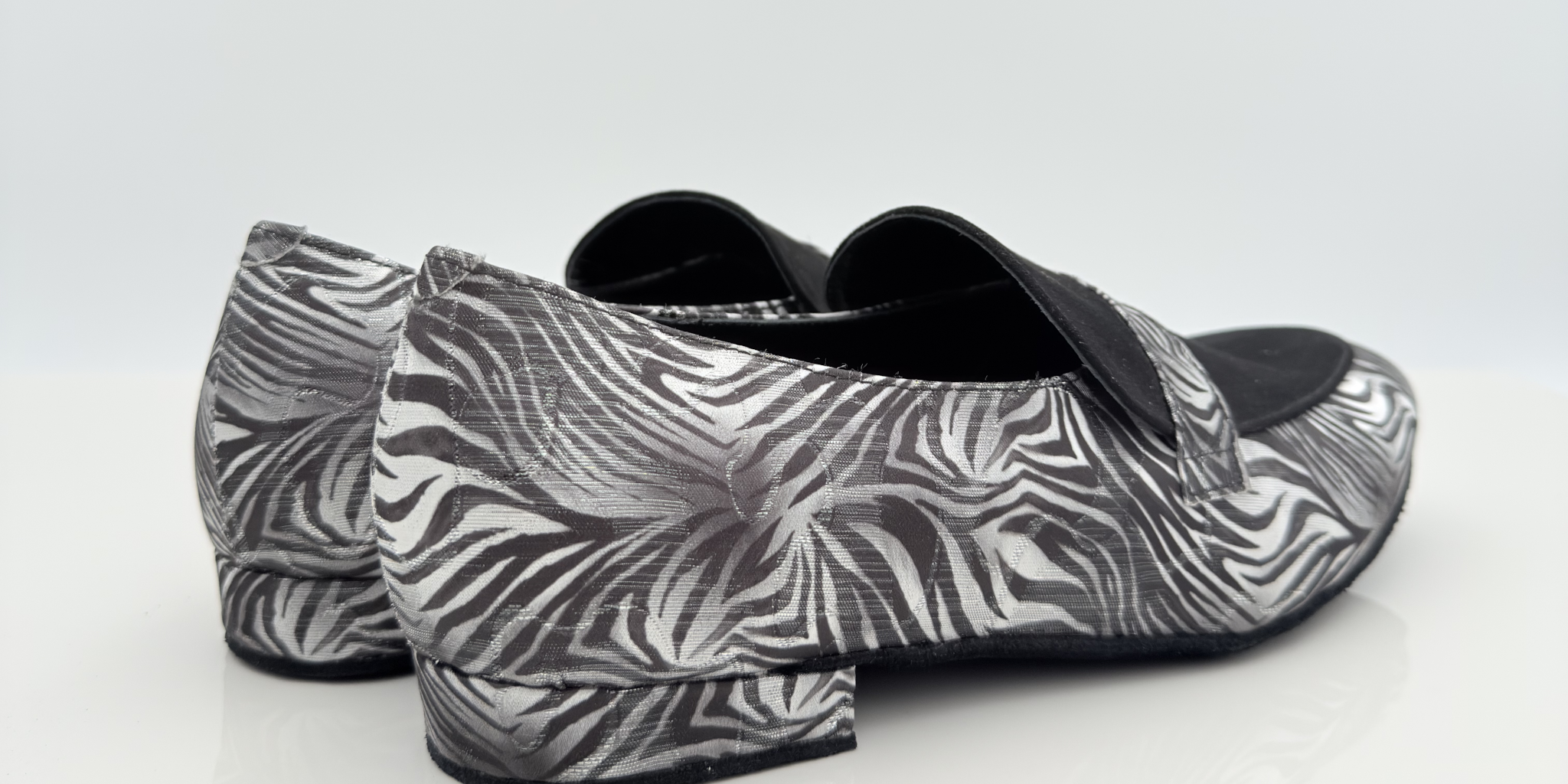 Miguel art. 314 Nicole Rimini scarpa ballo uomo laterale tessuto jaguar scamosciato nero mocassino slip-on tacco 1,5HU punta chiusa caraibici uomo artigianale italiano
