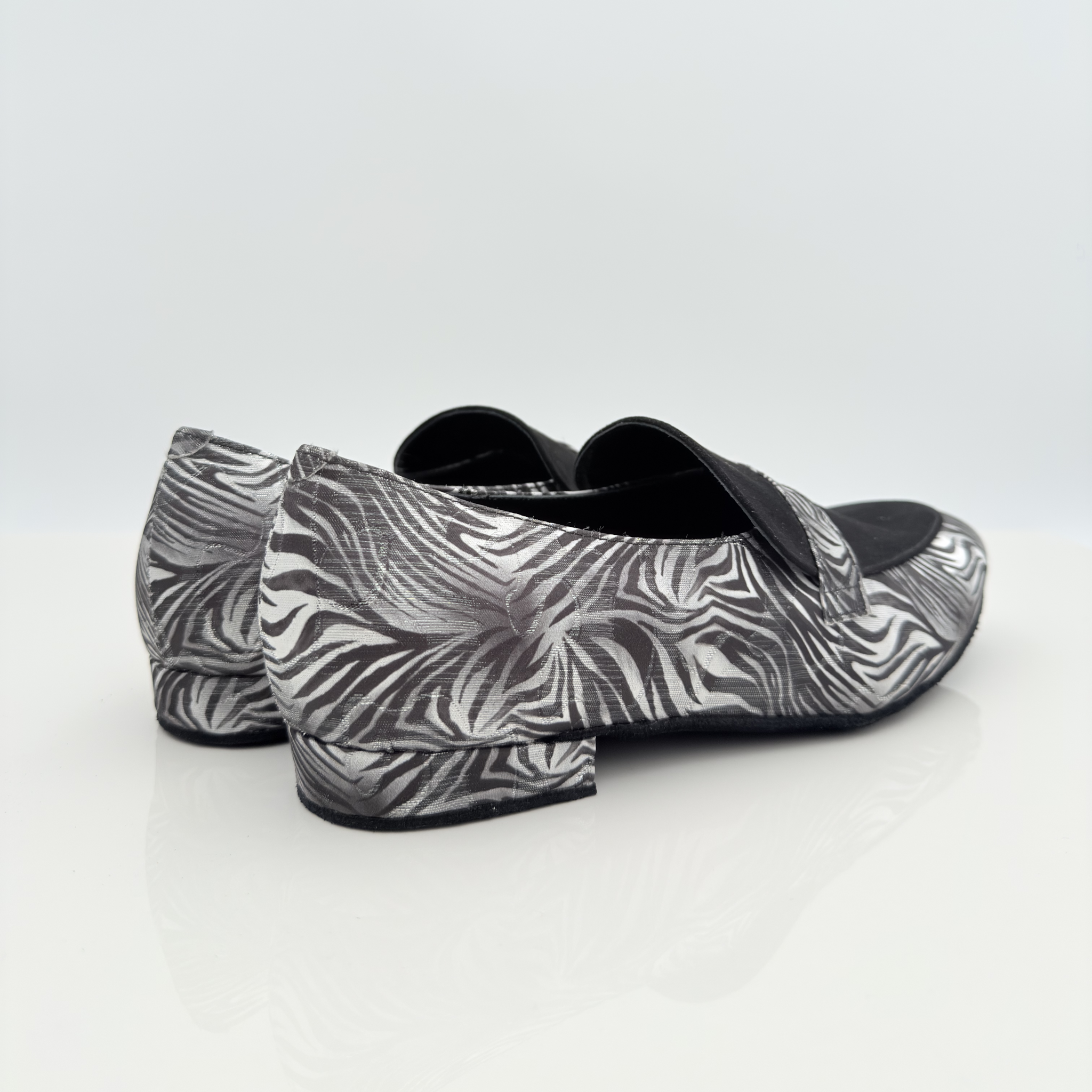 Miguel art. 314 Nicole Rimini scarpa ballo uomo laterale tessuto jaguar scamosciato nero mocassino slip-on tacco 1,5HU punta chiusa caraibici uomo artigianale italiano
