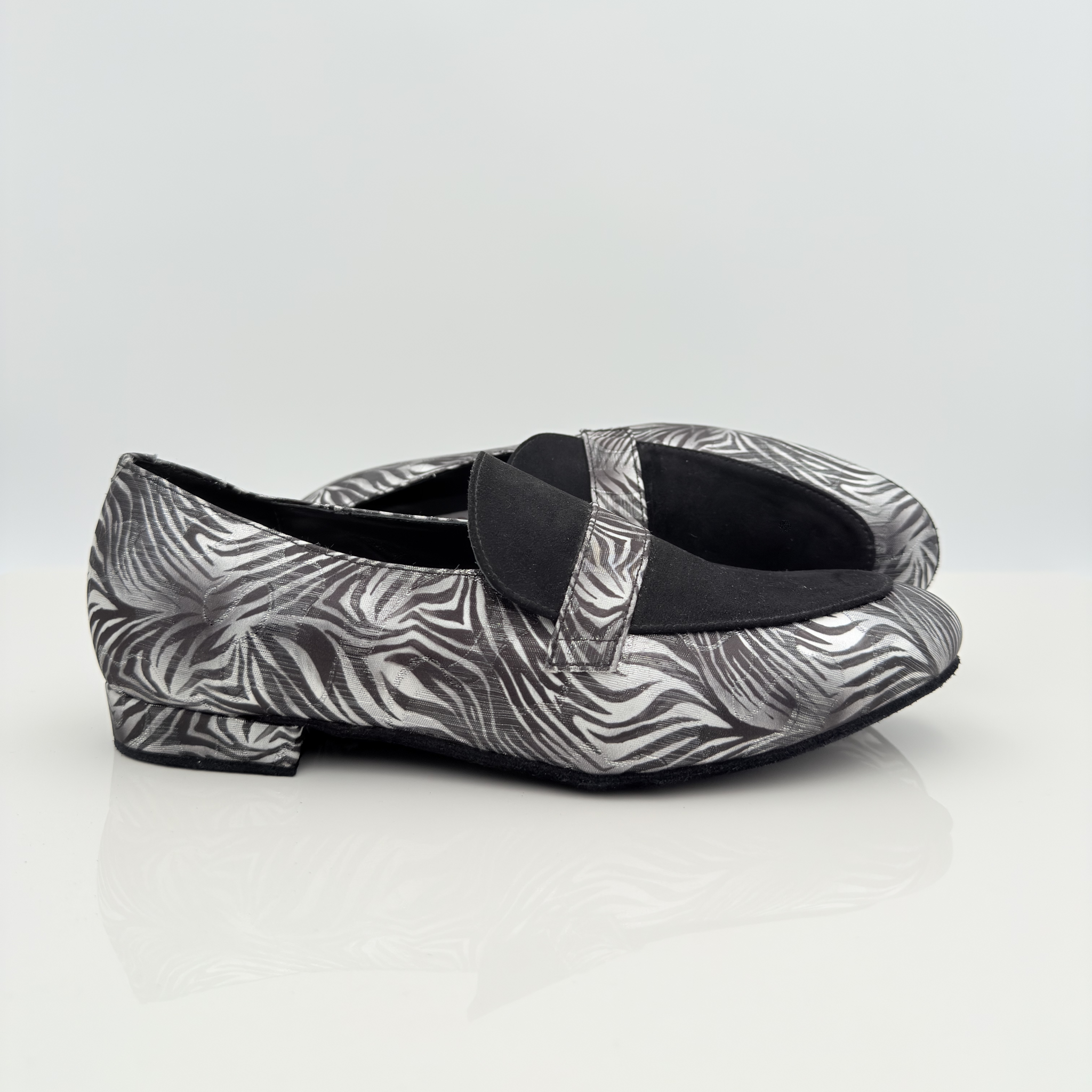 Dettaglio tomaia Miguel art. 314 mocassino slip-on 1CAM tessuto vario jaguar e scamosciato nero punta chiusa F5P2 scarpa da ballo uomo caraibici Nicole Rimini made in Italy
