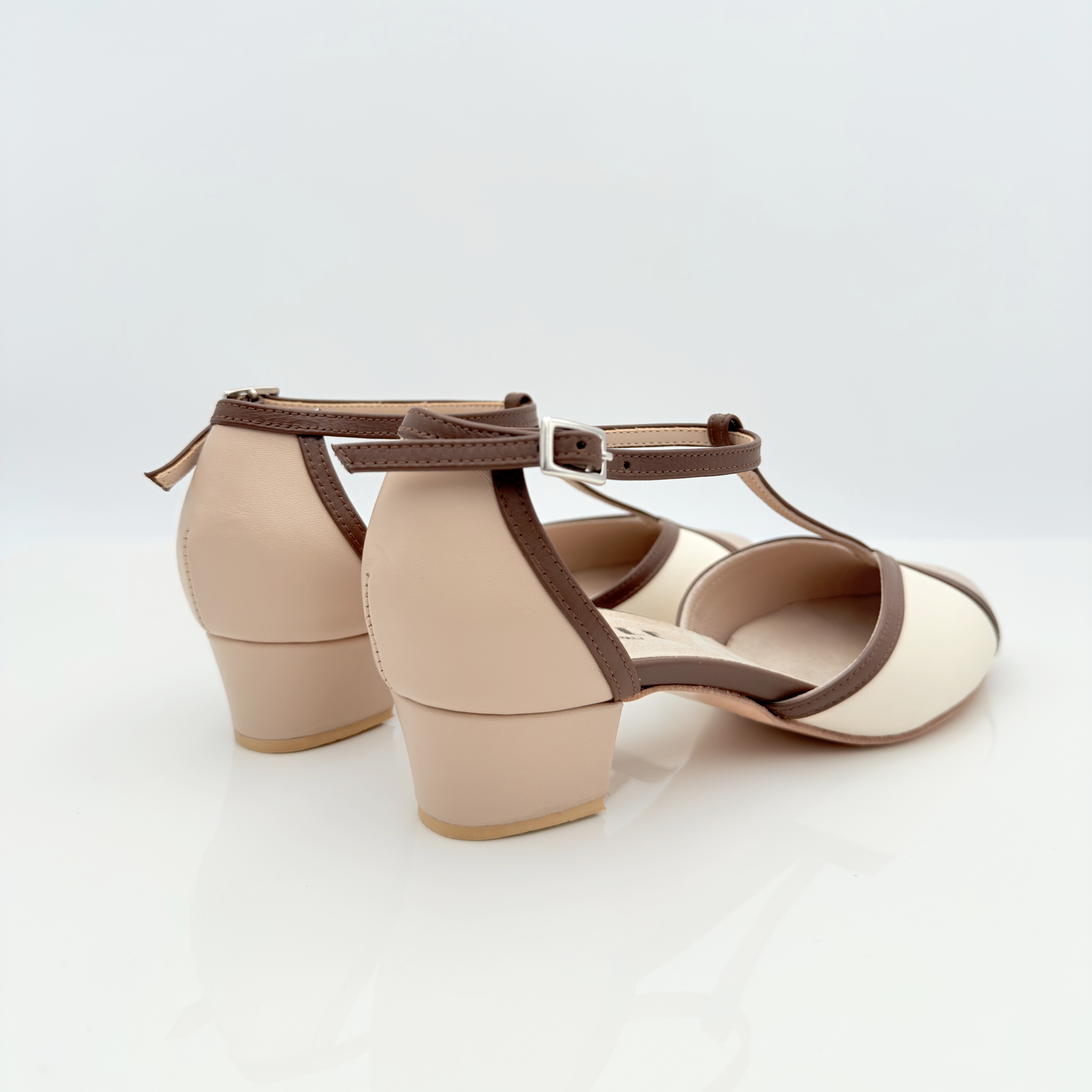 Vista laterale Nancy art. 407 Nicole Rimini pelle cipria panna testa di moro tricolore tacco quadrato 3,5 cm cinturino caviglia 2CAB punta chiusa F5P4 tomaia T-bar suola cuoio scarpa swing donna

