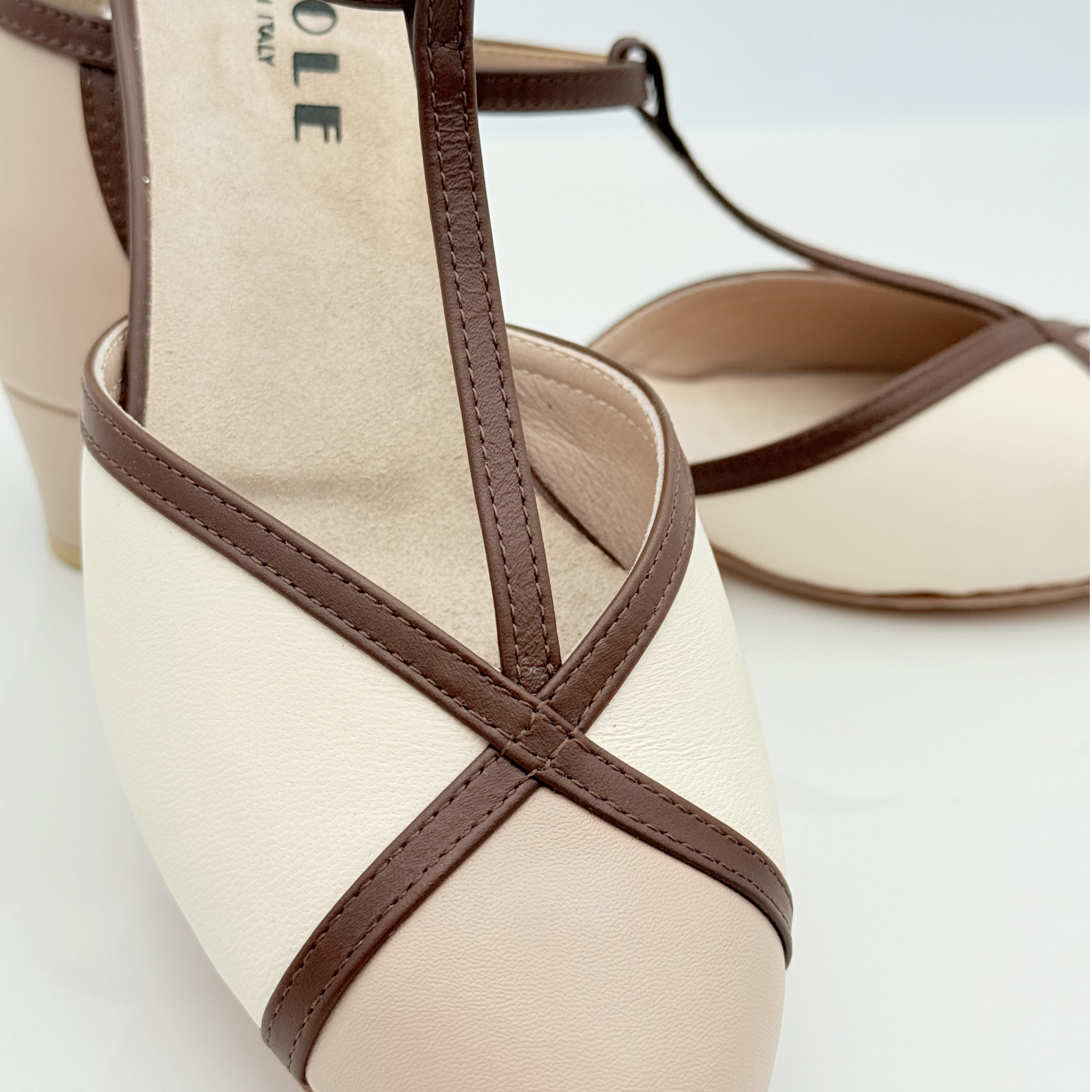 Vista posteriore Nancy art. 407 Nicole Rimini tacco quadrato 3,5HQ punta chiusa F5P4 pelle tricolore cipria panna testa di moro scarpa ballo swing donna stile vintage anni 50 60 made in Italy
