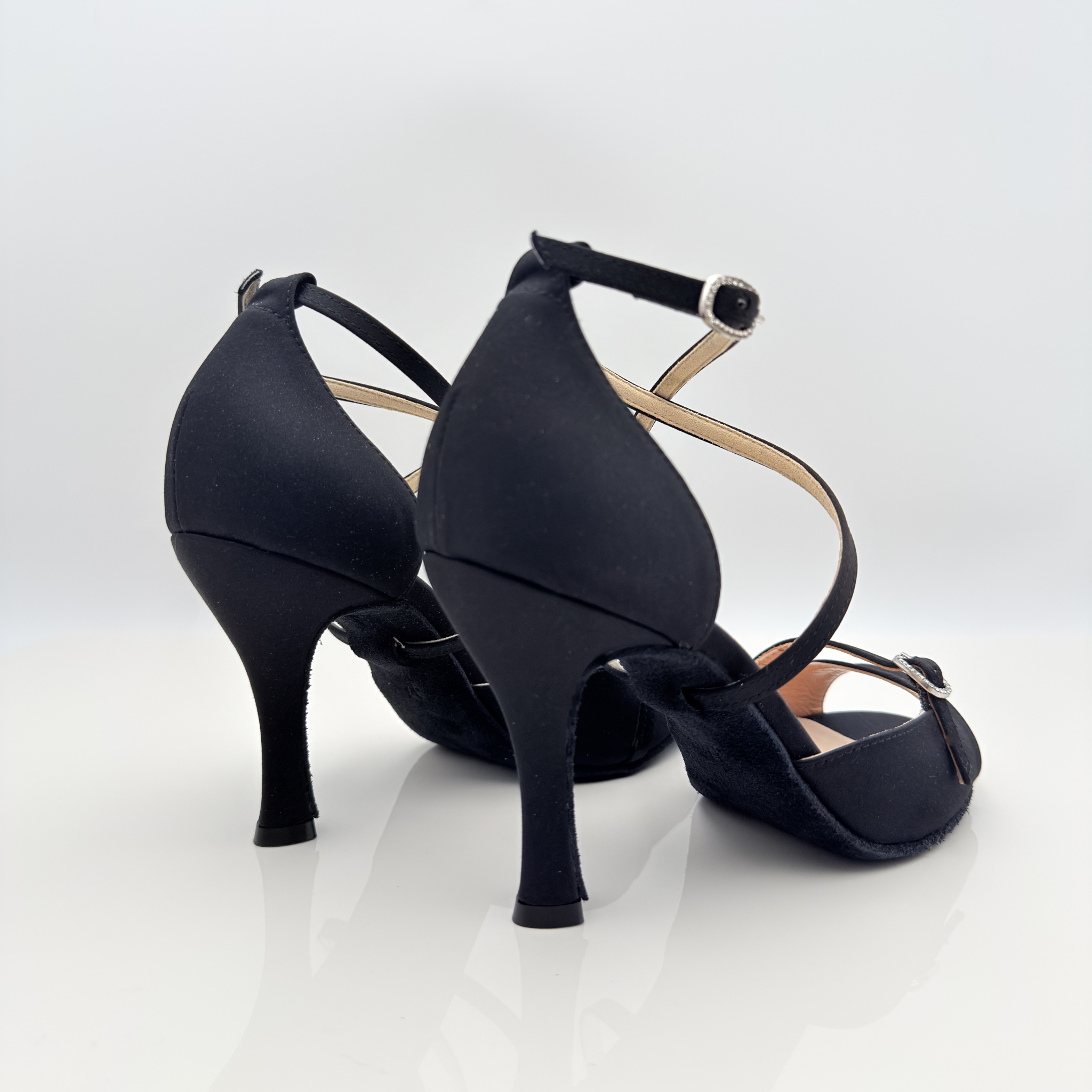 Nicole scarpe da ballo caraibici Nena 133 vista frontale raso nero tomaia fascia semplice cinturino 3CAI asola collo piede fibbia strass tacco rocchetto 9cm bachata caraibici stabilità ancoraggio superiore
