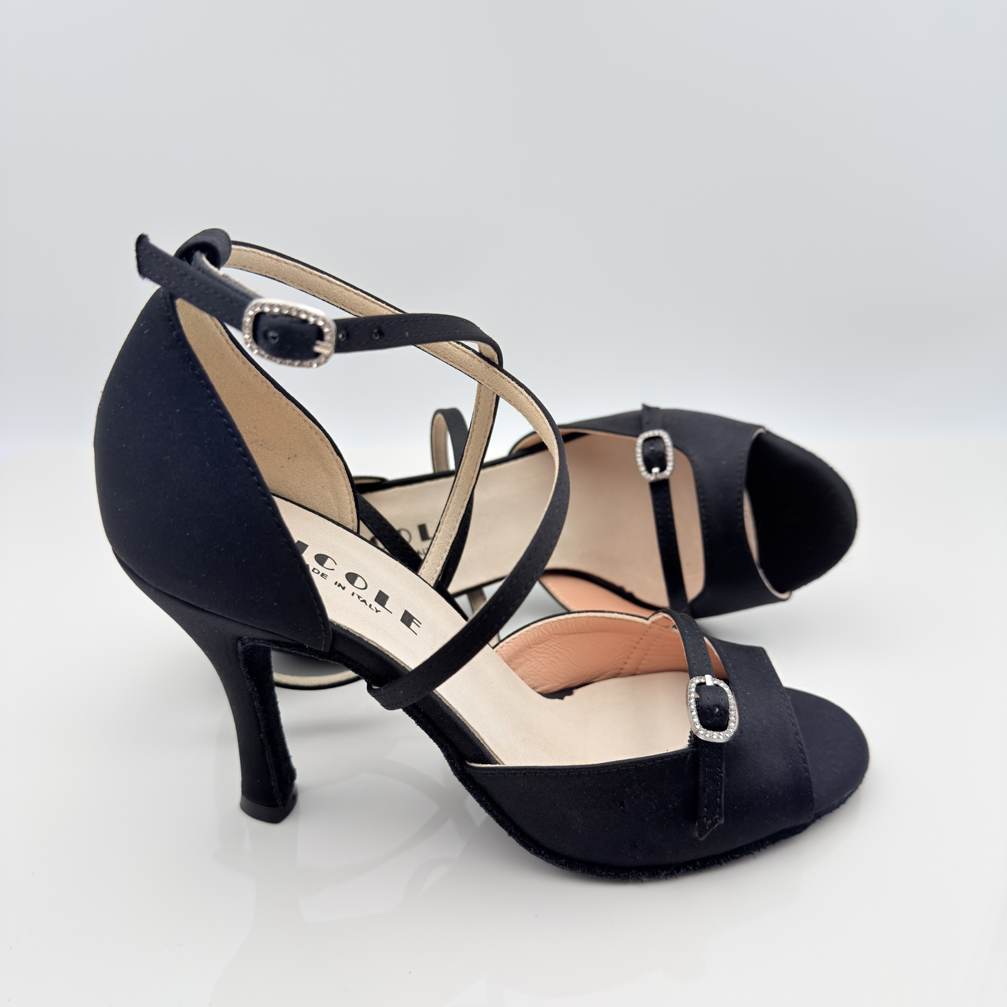 Nicole scarpe da ballo caraibici Nena 133 dettaglio fibbia strass brillante cinturino asola 3CAI raso nero punta aperta semi-arrotondata F1P1 tacco rocchetto 9cm caraibico artigianale made in Italy
