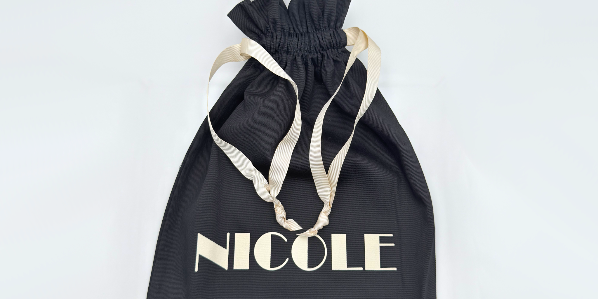Nicole Dance Bag borsa porta scarpe da ballo nera con manico a spalla e rifiniture beige — accessori scarpe ballo eleganti tessuto tecnico anti-graffio coulisse, made in Italy Nicole Rimini

