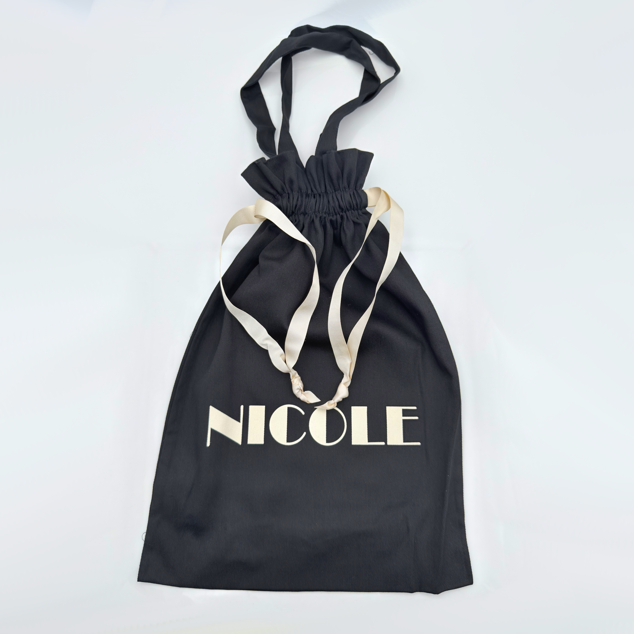 Nicole Dance Bag borsa porta scarpe da ballo nera con manico a spalla e rifiniture beige — accessori scarpe ballo eleganti tessuto tecnico anti-graffio coulisse, made in Italy Nicole Rimini
