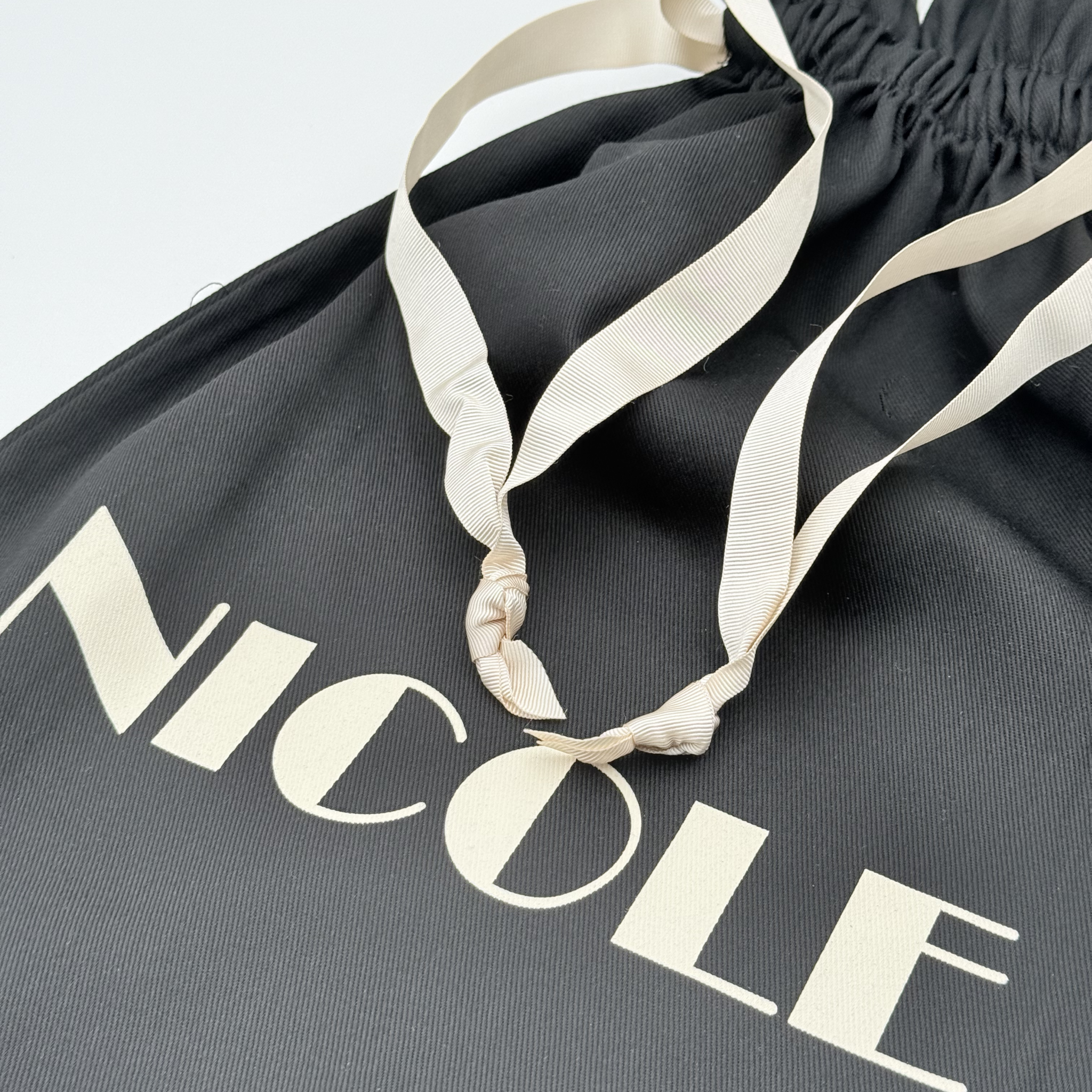 Dettaglio chiusura coulisse Nicole Dance Bag borsa porta scarpe da ballo — protezione scarpe glitter strass tessuto anti-graffio, accessori scarpe ballo made in Italy Nicole Rimini
