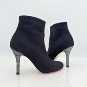 Tacco Spillo 9HS in Glitter Antracite — 9 cm di altezza con baricentro studiato per un portamento sicuro. Il tacco è il vero protagonista: alto, raffinato, inconfondibile
