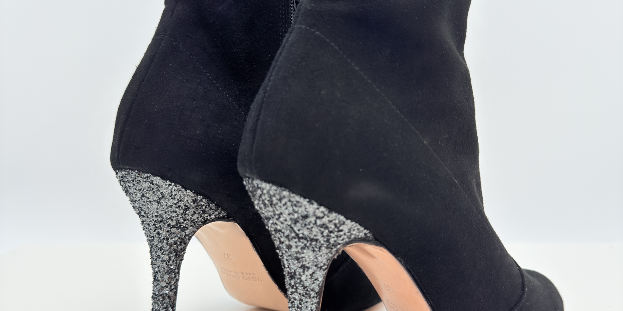 Stivaletto heels dance Niky 232 camoscio nero glitter antracite tacco spillo 9 cm zip laterale tomaia chiusa avvolgente piede normale memory gel antishock Nicole Rimini artigianale italiana vista laterale

