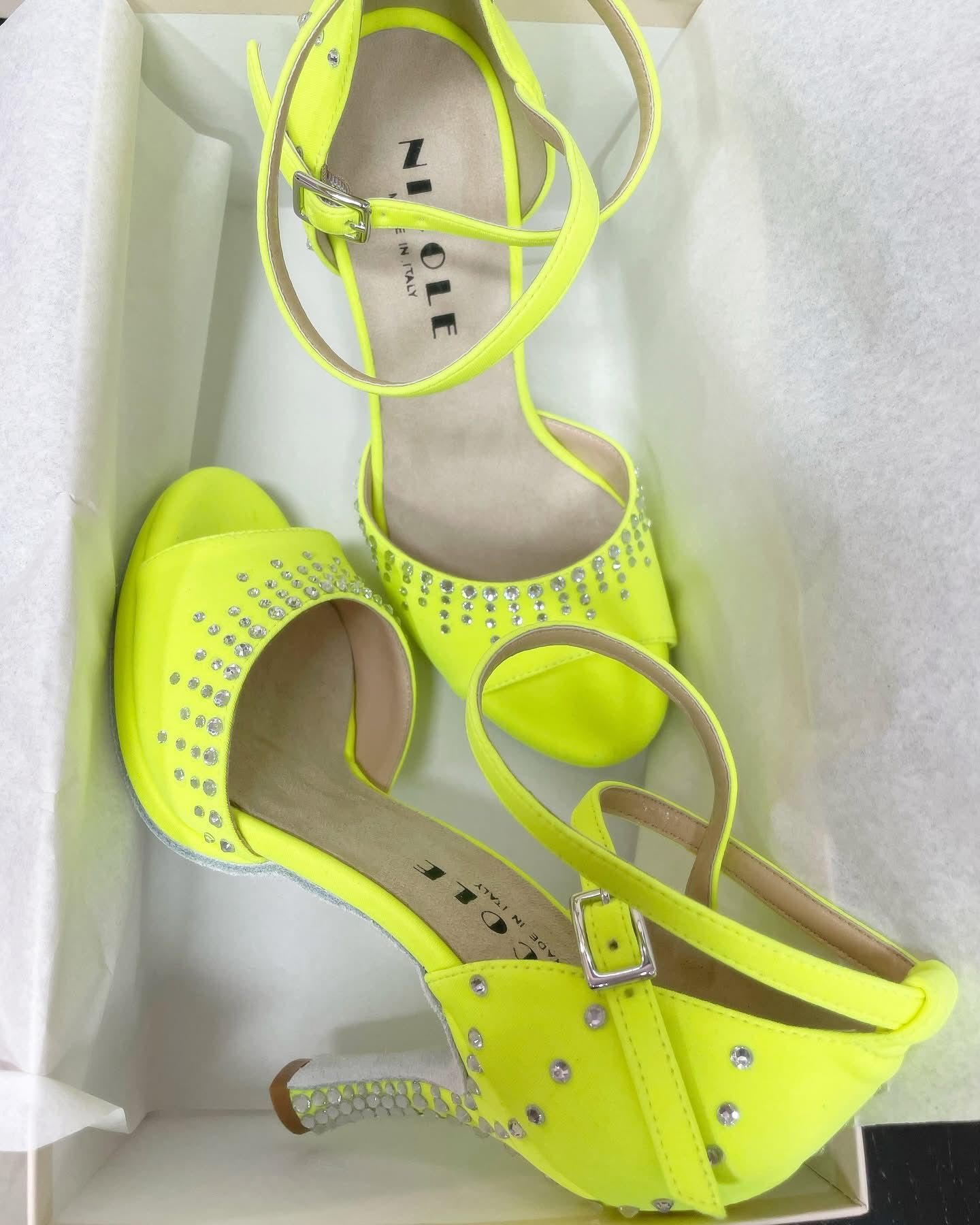 Foto cliente a casa: scarpe da tango personalizzate con tacco a spillo e vernice giallo fluo.