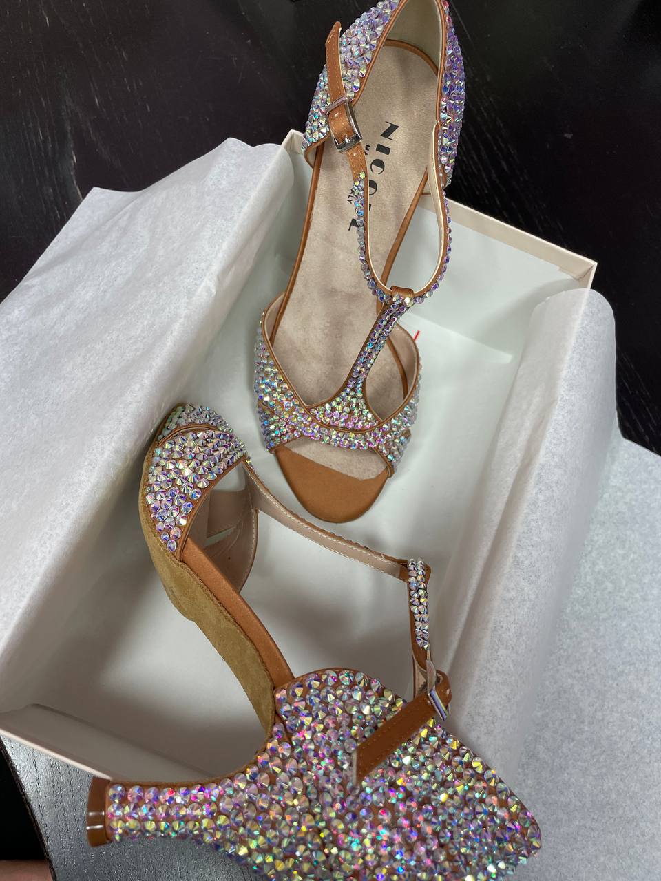 Pacco consegnato a una ballerina: sandali da salsa personalizzati con la palette  e strass scelta dal cliente.