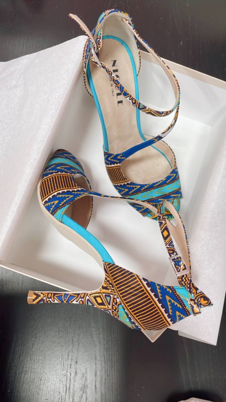 Spedizione e-commerce a casa: scarpe da ballo con tacco e colore personalizzati Nicole Calzature.