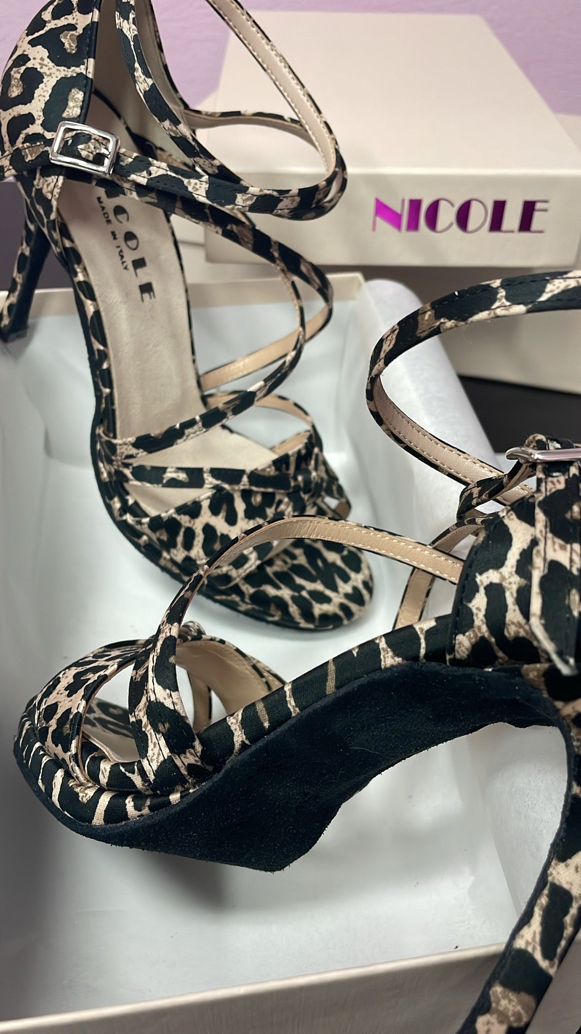Foto cliente a casa: scarpe da tango su misura per alluce valgo appena estratte dalla confezione.