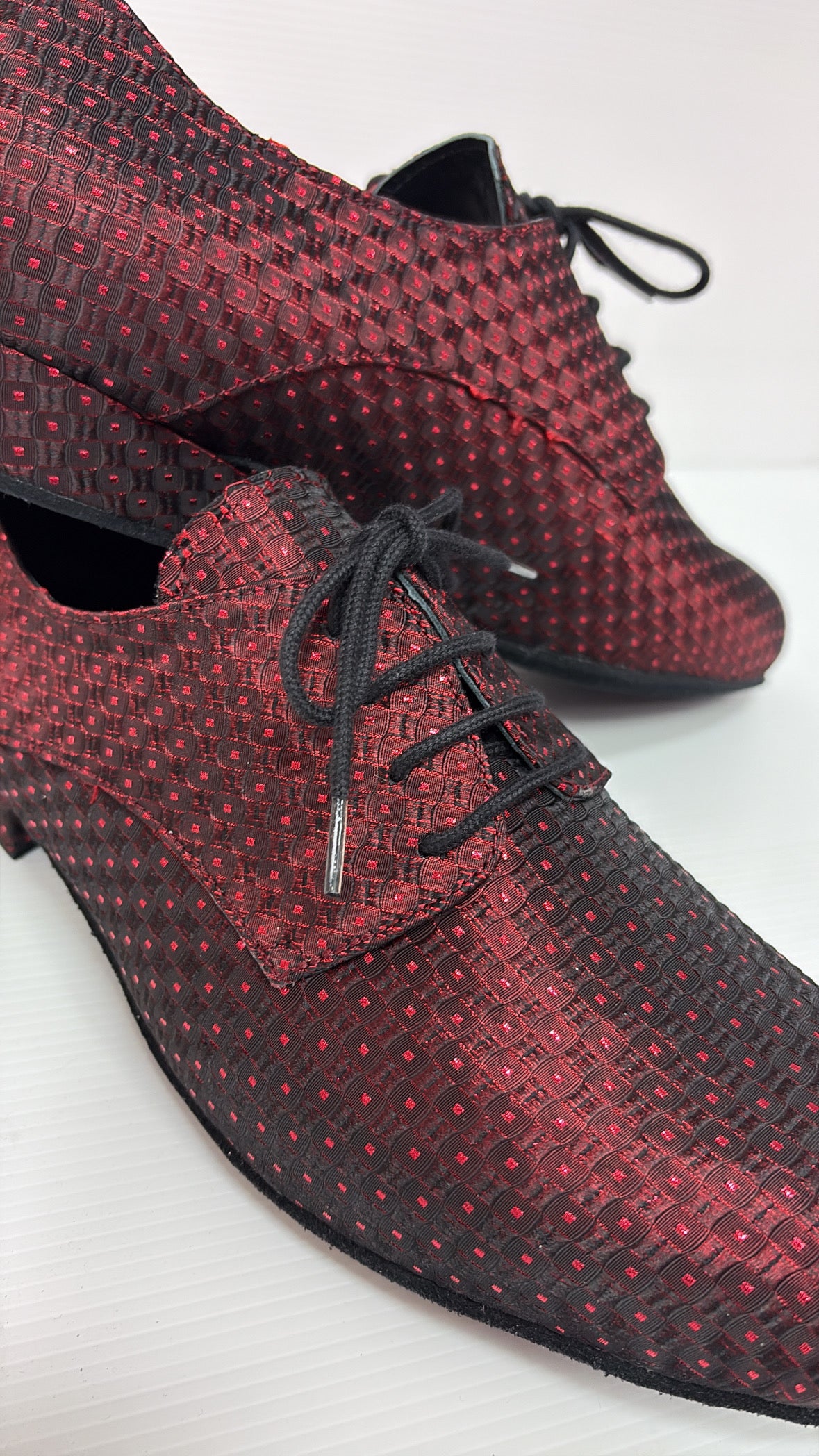 Pacco consegnato a domicilio con scarpe da ballo liscio uomo in tessuto rosso firmate Nicole Bellaria.