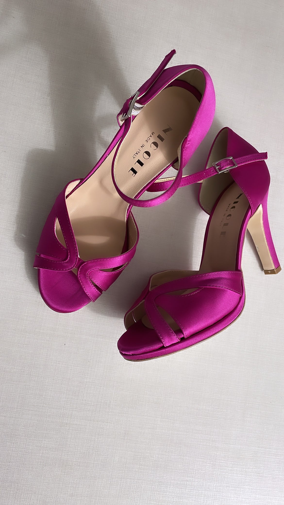 Pacco consegnato a casa: scarpe da ballo su misura per donna posizionate sopra la scatola Nicole.