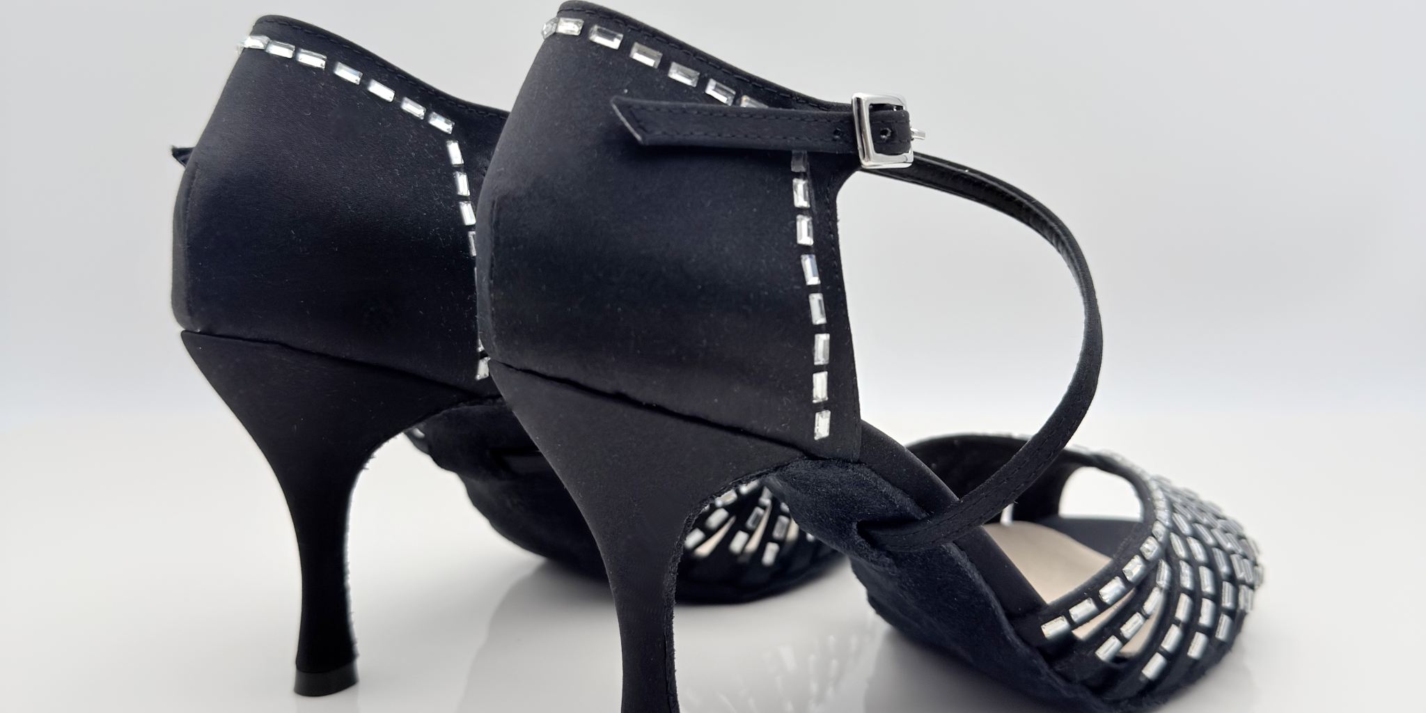 Nicole scarpe da ballo caraibici Patty 138 dettaglio strass baguette cristallo raso nero punta aperta semi-arrotondata F1P3 tacco spillo 8cm caraibico artigianale made in Italy eleganza luce
