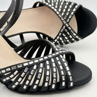 Nicole scarpe da ballo caraibici Patty 138 vista laterale profilo raso nero strass baguette cristallo tacco spillo 8cm cinturino 3CAI asola suola bufala salsa cubana bachata sensual competizione nicole rimini

