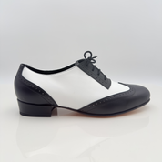 Paul art. 304 scarpe swing uomo pelle nera e bianca bicolore lacci cotone 2CAL tacco basso 2,5HSU punta chiusa F5P2 vista frontale | Nicole Rimini scarpe da ballo swing lindy hop rock and roll made in Italy
