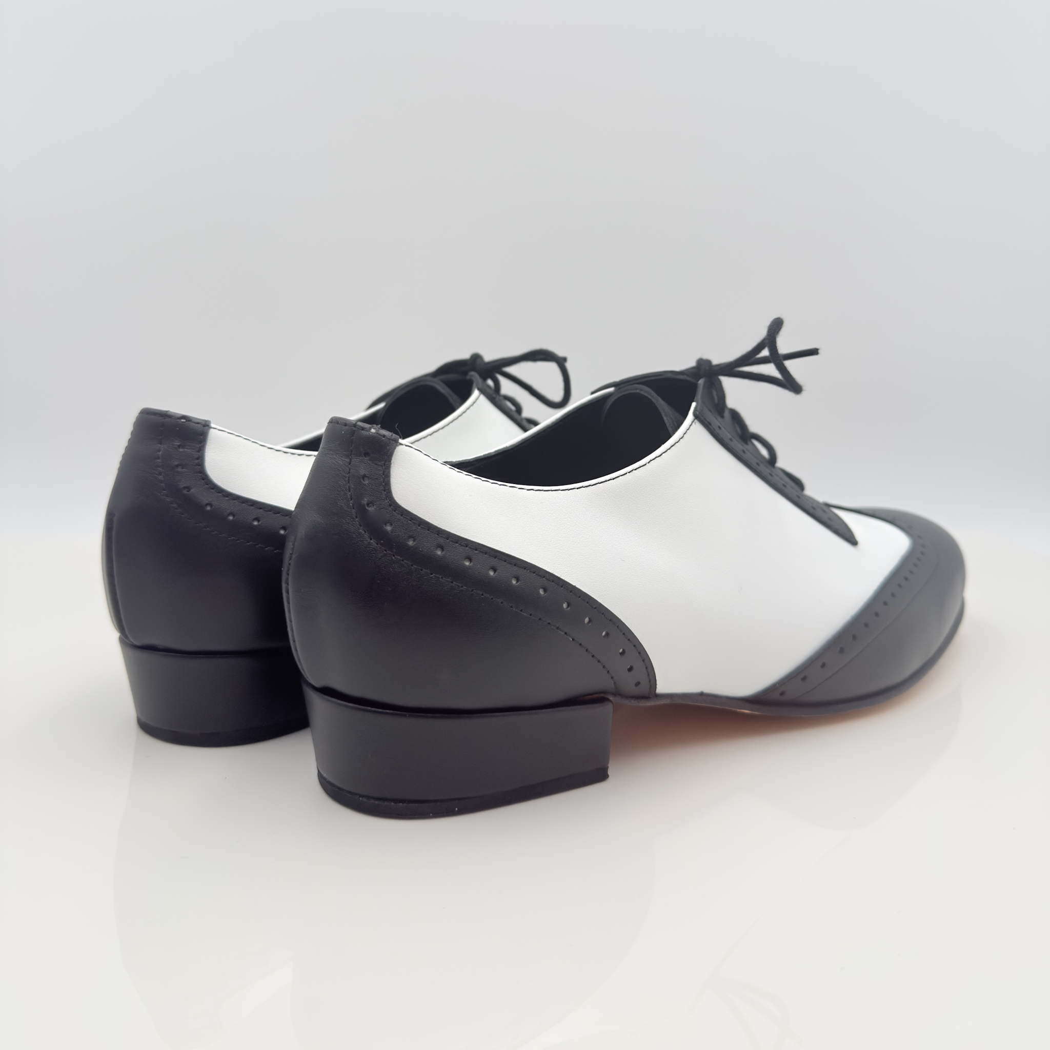 Paul art. 304 Nicole Rimini scarpe swing uomo pelle vera nera e bianca bicolore tacco standard 2,5HSU suola cuoio stile retrò vista laterale | scarpe ballo swing lindy hop jive made in Italy
