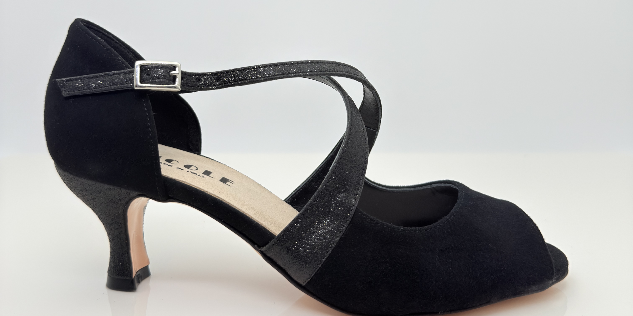 Dettaglio tomaia spuntatura stretta Paula art. 167G Nicole Rimini camoscio nero tessuto glitter fine nero modello avvolgente adatto piedi magri e pianta larga cinturino incrociato collo del piede 1CAI fibbia regolabile scarpe ballo liscio folk romagnolo

