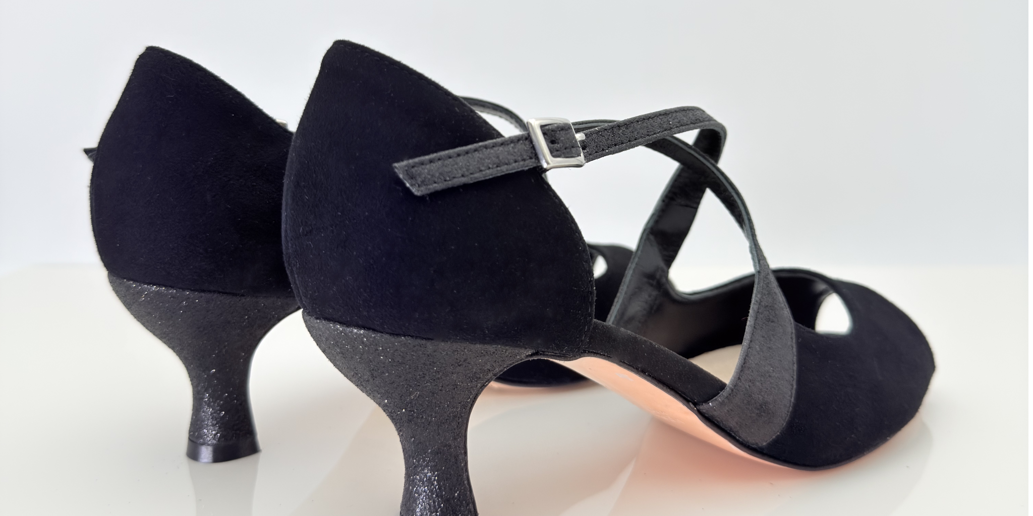 Vista posteriore Paula art. 167G Nicole Rimini tacco rocchetto 5HR camoscio nero glitter fine nero punta spuntata poco aperta F4P1 cinturino incrociato collo del piede 1CAI senza plateau scarpe ballo liscio folk romagnolo made in Italy

