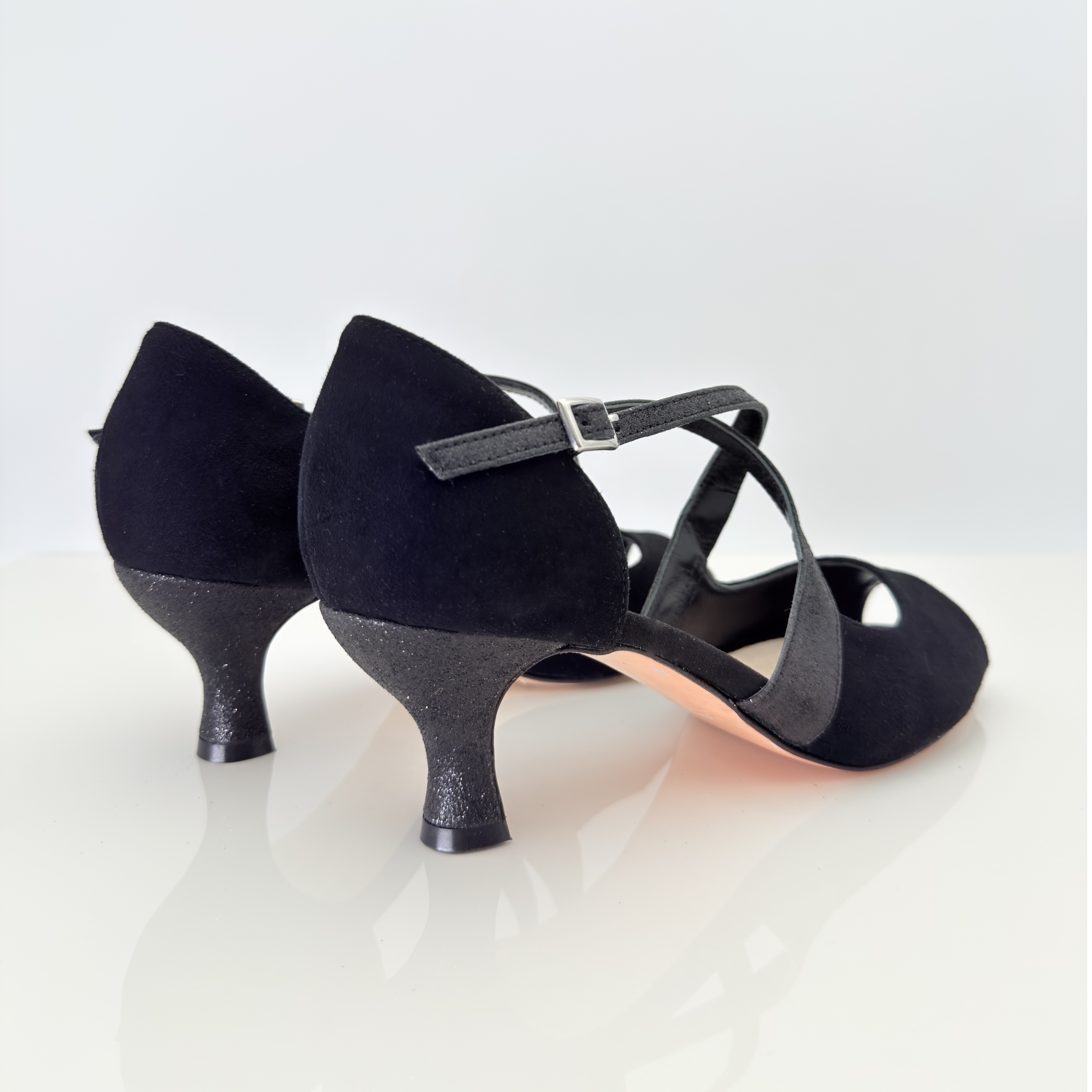 Vista posteriore Paula art. 167G Nicole Rimini tacco rocchetto 5HR camoscio nero glitter fine nero punta spuntata poco aperta F4P1 cinturino incrociato collo del piede 1CAI senza plateau scarpe ballo liscio folk romagnolo made in Italy

