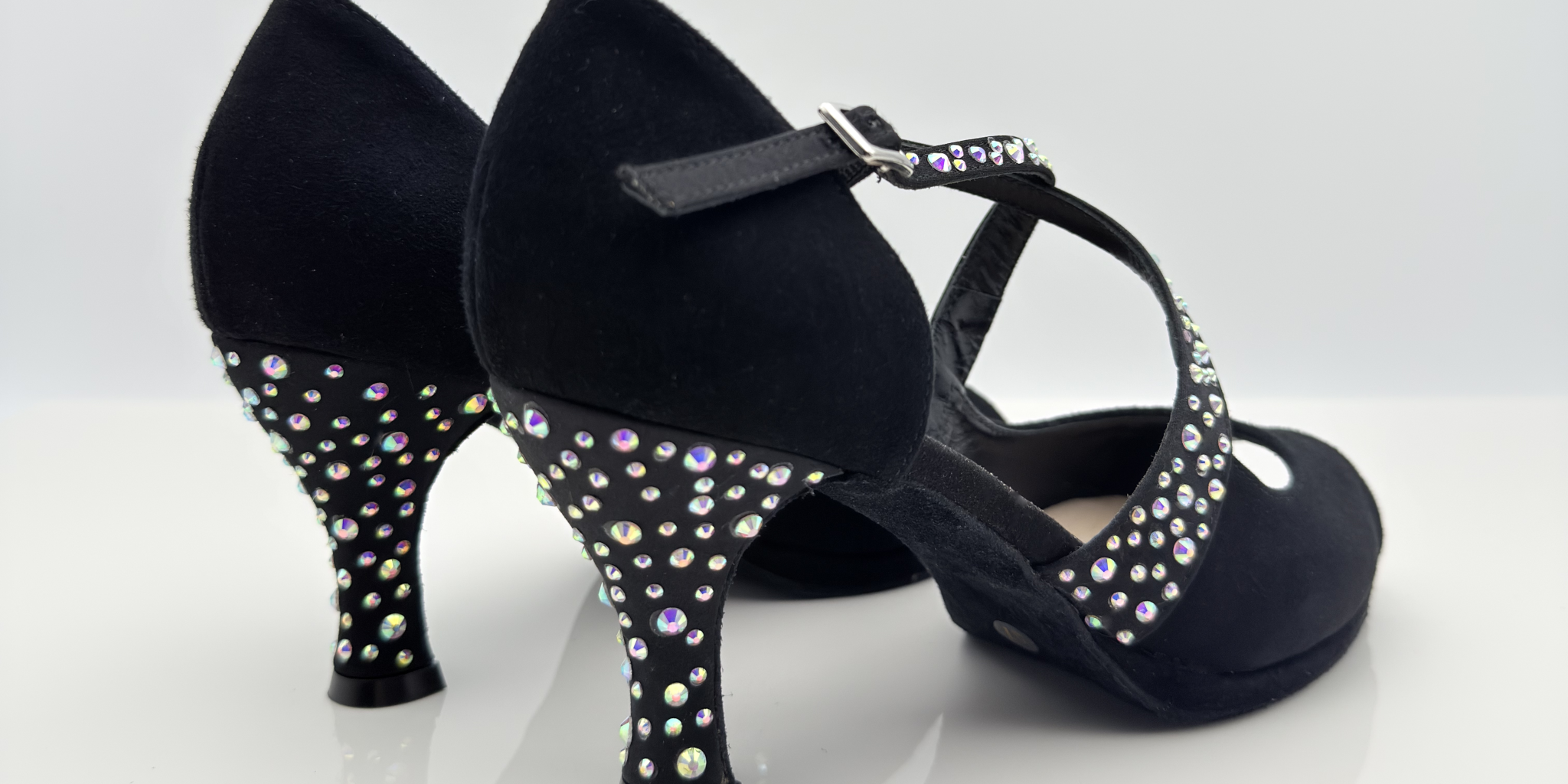 Paula 167S3 scarpa da ballo Nicole Rimini in camoscio nero con strass aurora boreale su raso, cinturino incrociato sul collo del piede Mod. 1CAI, tacco rocchetto 7 centimetri, vista laterale
