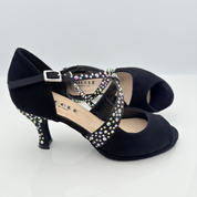 Dettaglio strass aurora boreale applicati a mano su raso nero, scarpa da ballo Paula 167S3 con plateau 1cm e suola in bufala, ideale per kizomba e bachata sensual, Nicole Rimini
