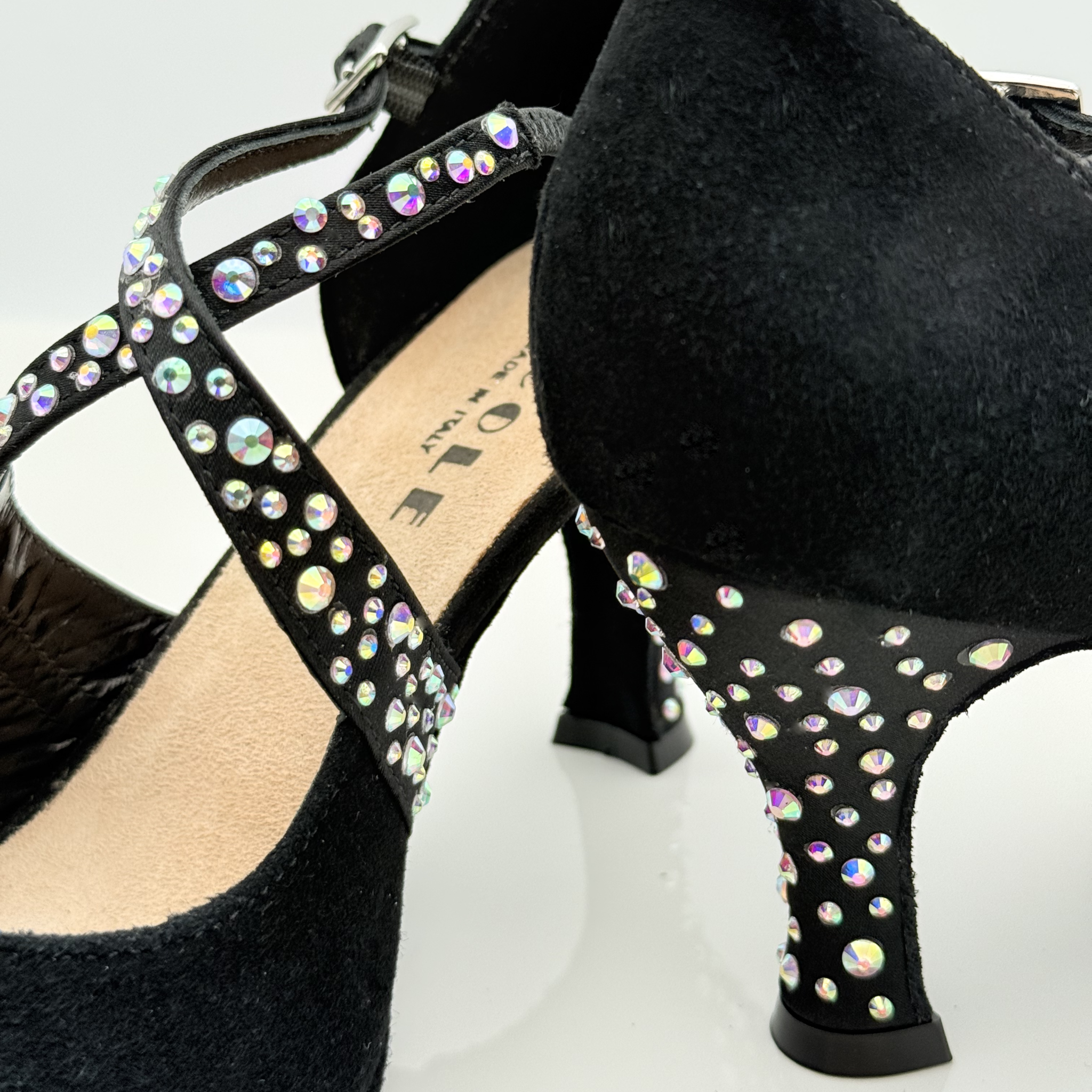 Paula 167S3 Nicole Rimini scarpa da ballo con tacco rocchetto 7HR, tomaia in camoscio nero e tessuto raso con strass, punta spuntata Mod. F4P1, vista posteriore, per salsa cubana e liscio
