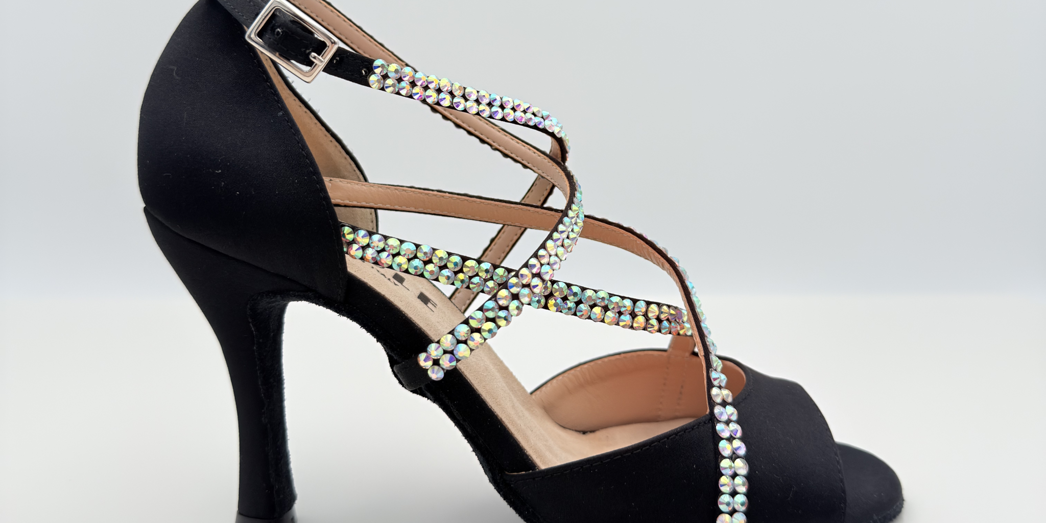 Penelope 195S scarpa da ballo in raso nero con strass aurora boreale, tacco rocchetto 9HR, cinturino incrociato collo piede con asola Mod. 3CAI, vista frontale, per salsa e bachata sensual, Nicole Rimini
