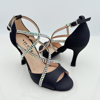 Dettaglio strass aurora boreale su raso nero, scarpa da ballo Penelope 195S con cinturino incrociato asola Mod. 3CAI, tacco rocchetto 9HR, ideale per kizomba e bachata sensual, Nicole Rimini
